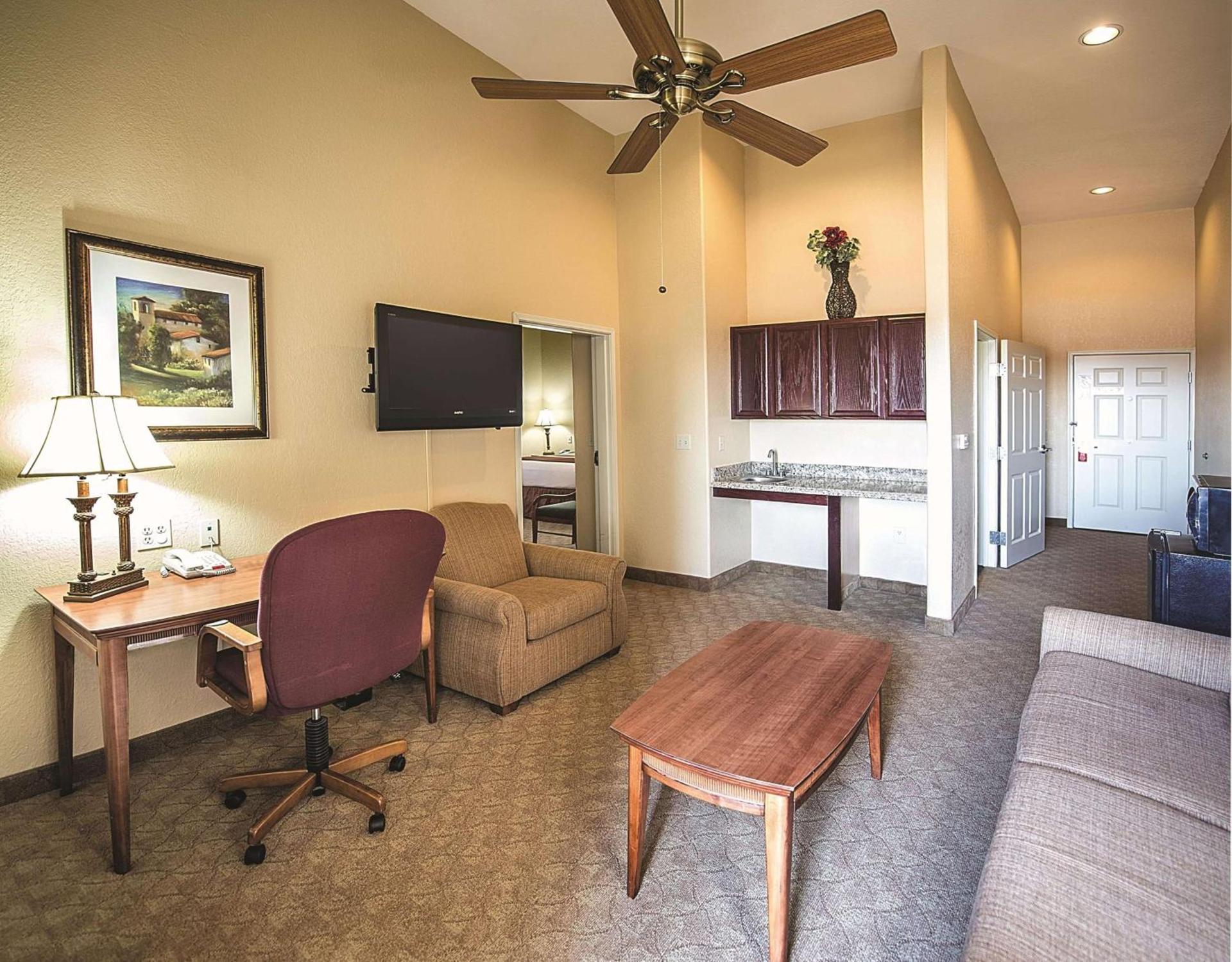 La Quinta by Wyndham Marble Falls photo 54