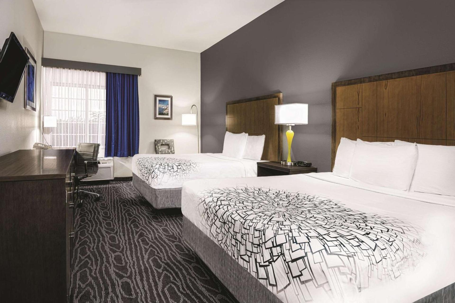 La Quinta Inn & Suites by Wyndham Mercedes Outlet Mall photo 18