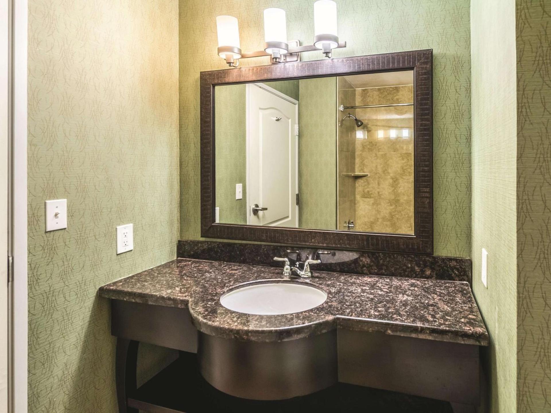 La Quinta by Wyndham Fort Worth - Lake Worth photo 26