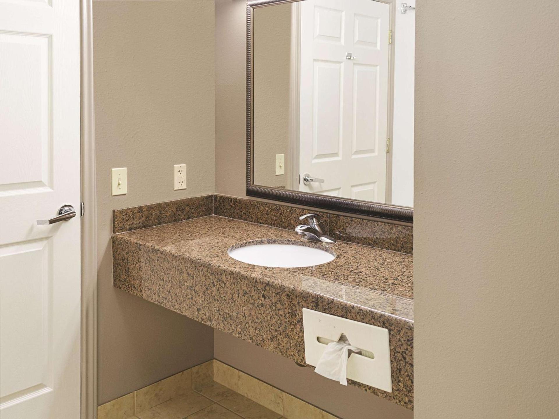 La Quinta by Wyndham Biloxi photo 13