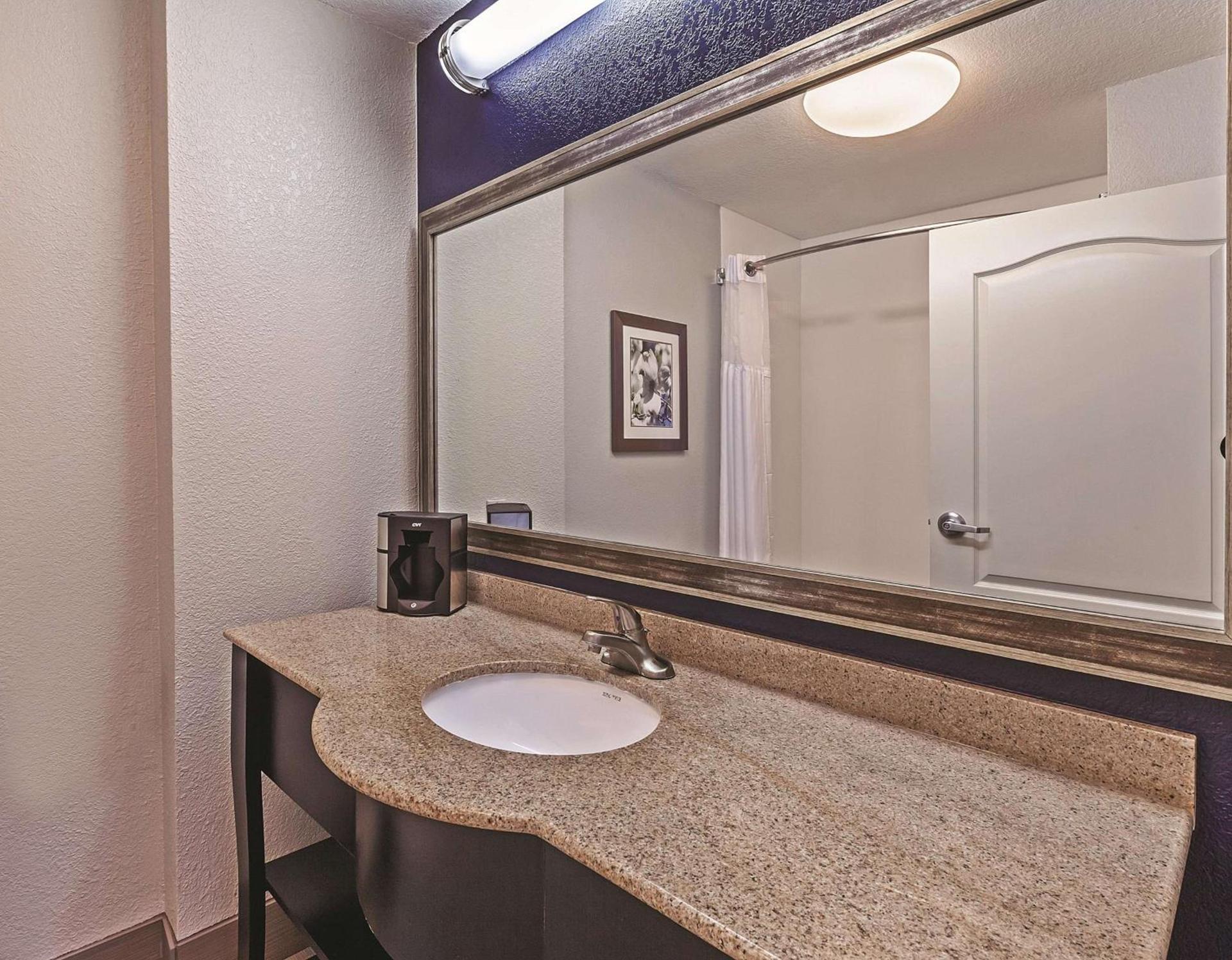 La Quinta by Wyndham Palestine photo 32