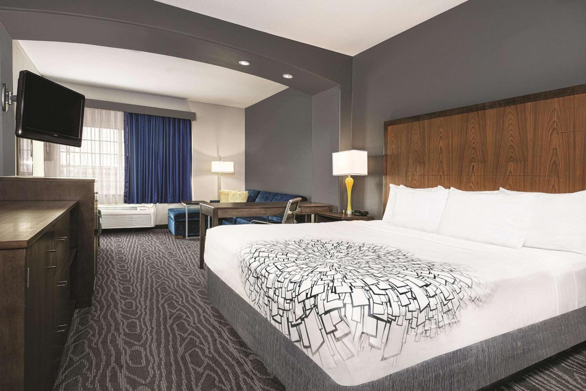 La Quinta Inn & Suites by Wyndham Mercedes Outlet Mall photo 14