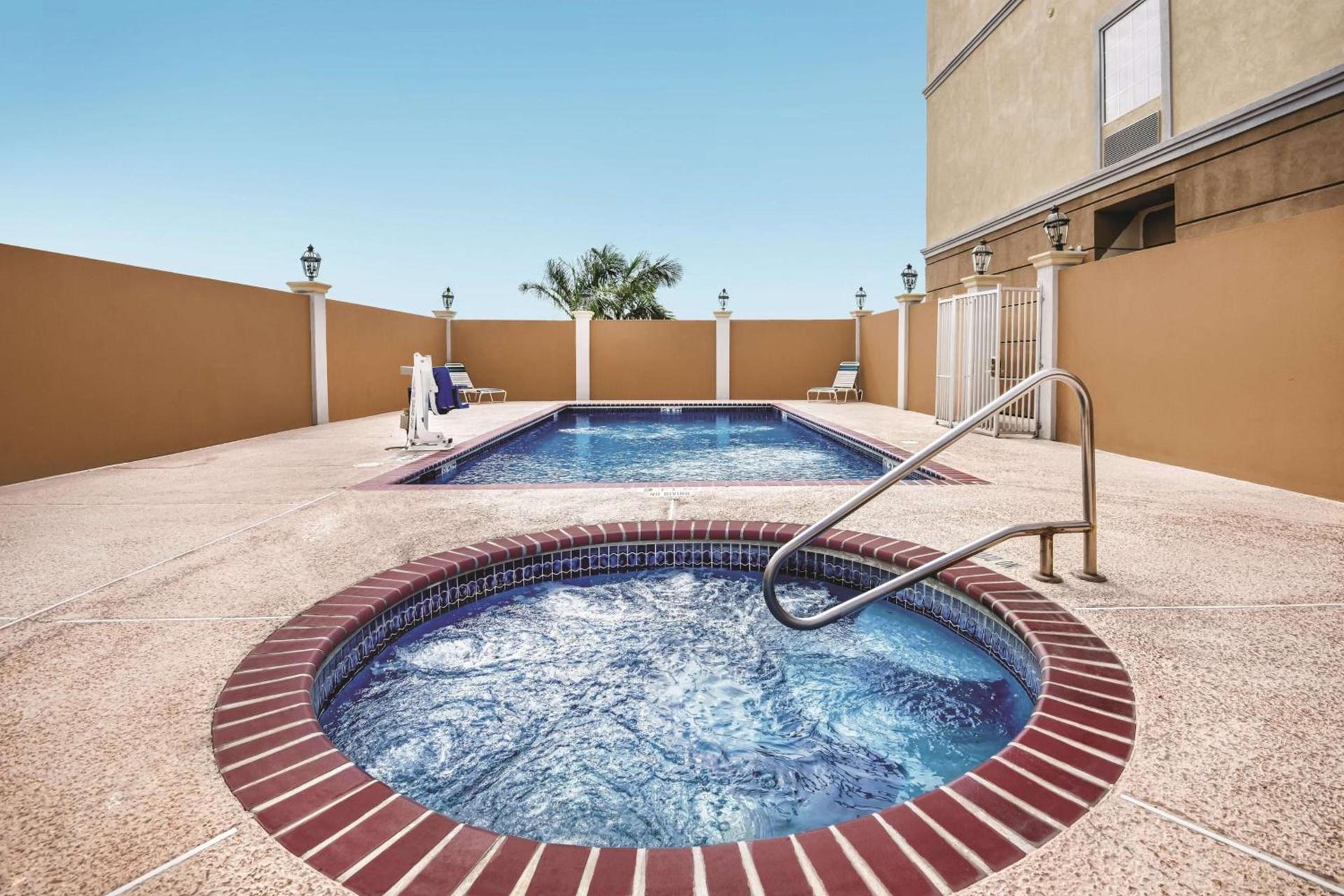 La Quinta Inn & Suites by Wyndham Mercedes Outlet Mall photo 8