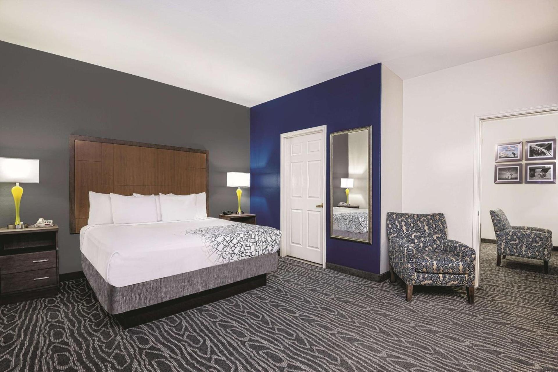 La Quinta Inn & Suites by Wyndham Mercedes Outlet Mall photo 27
