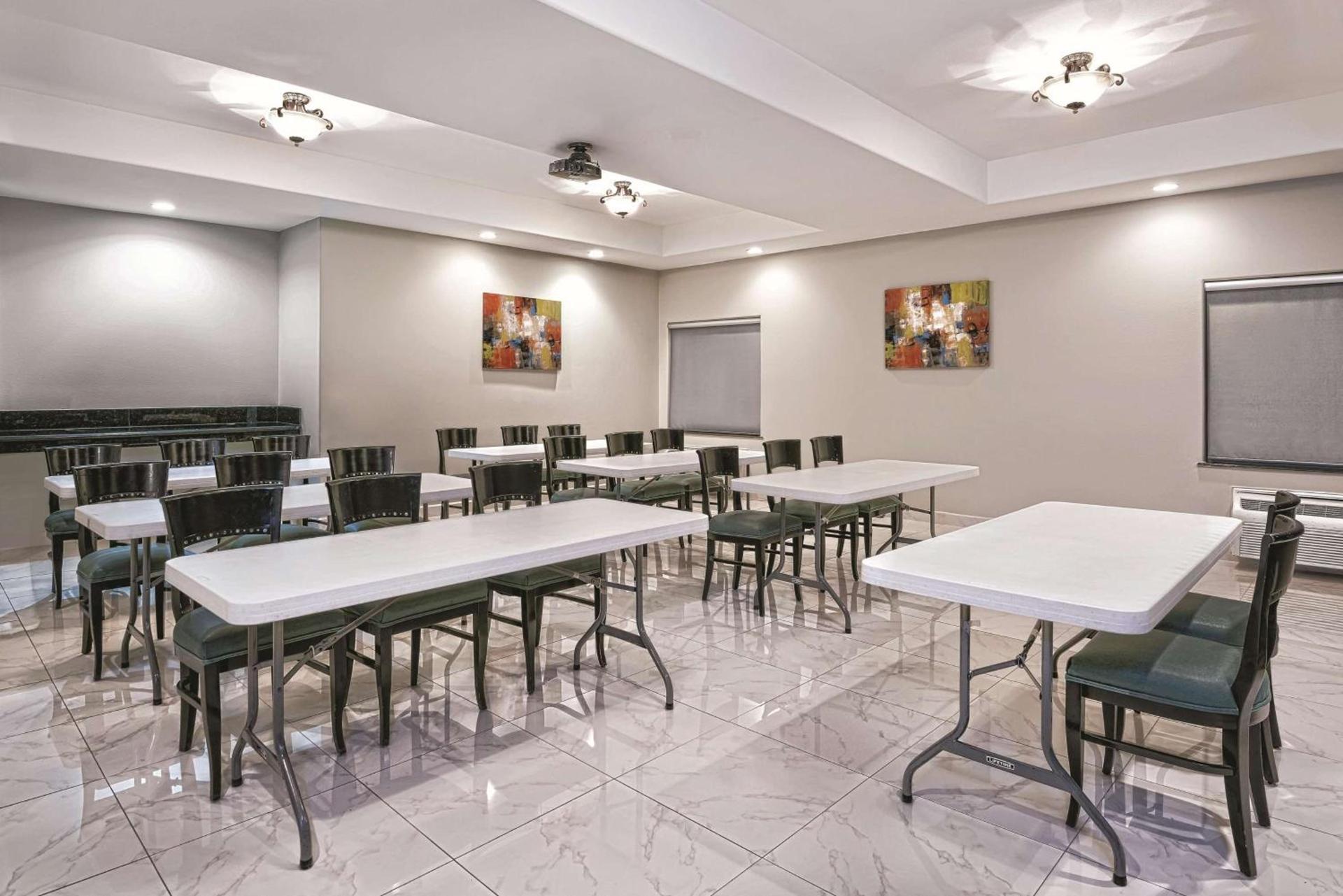 La Quinta Inn & Suites by Wyndham Mercedes Outlet Mall photo 30