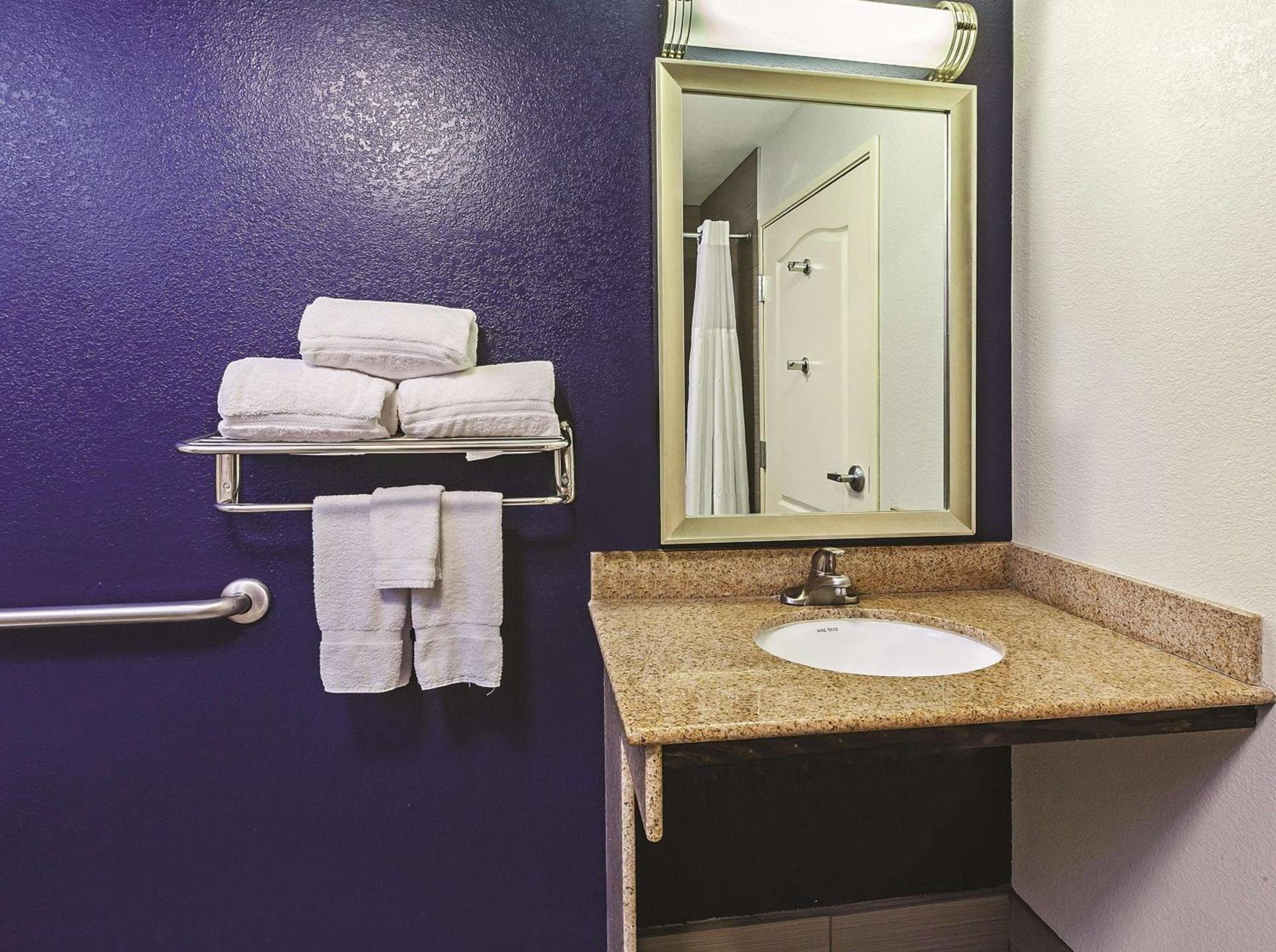 La Quinta by Wyndham Palestine photo 31