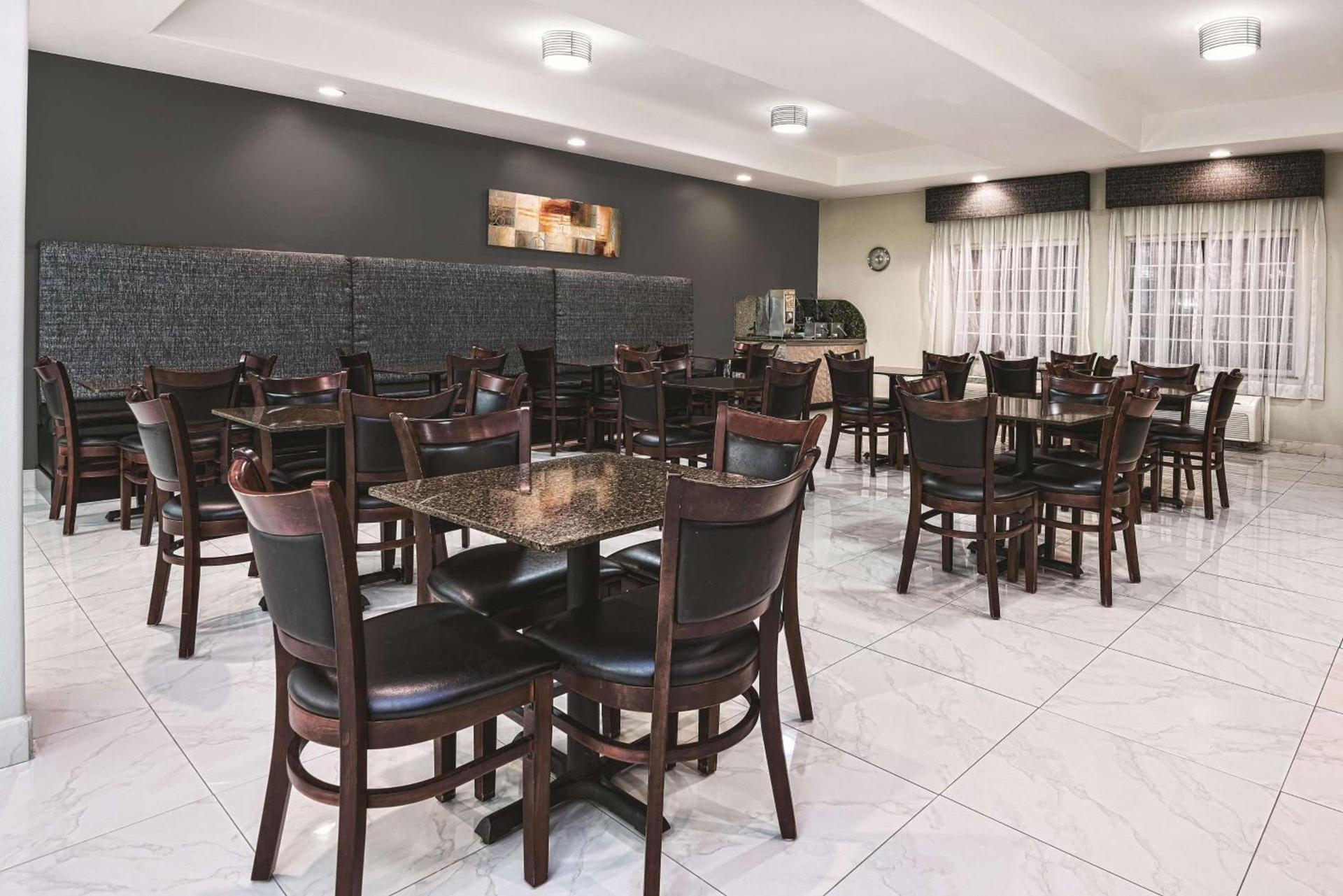 La Quinta Inn & Suites by Wyndham Mercedes Outlet Mall photo 36