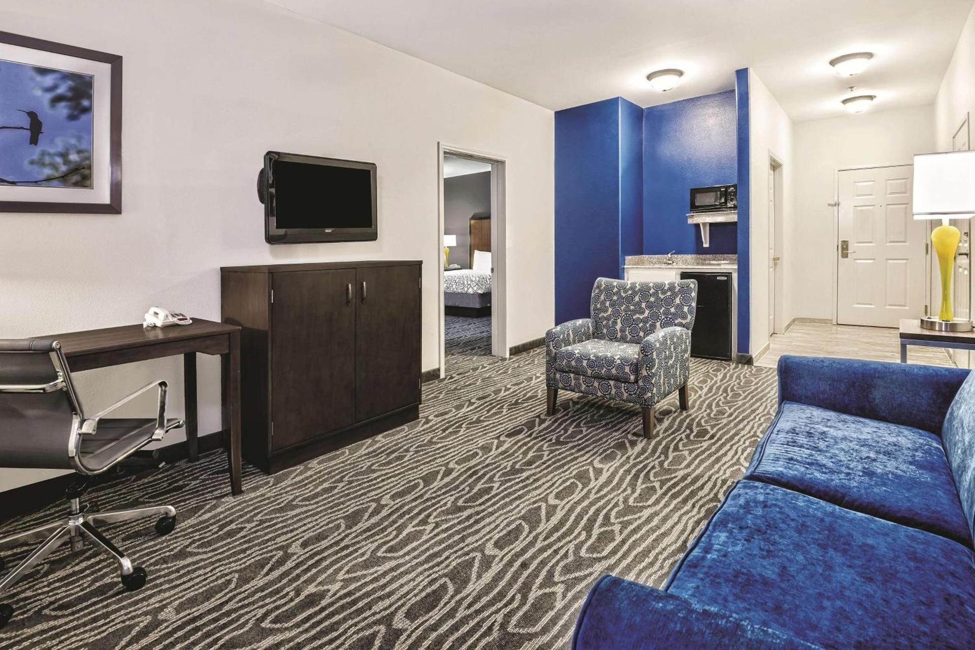 La Quinta Inn & Suites by Wyndham Mercedes Outlet Mall photo 26