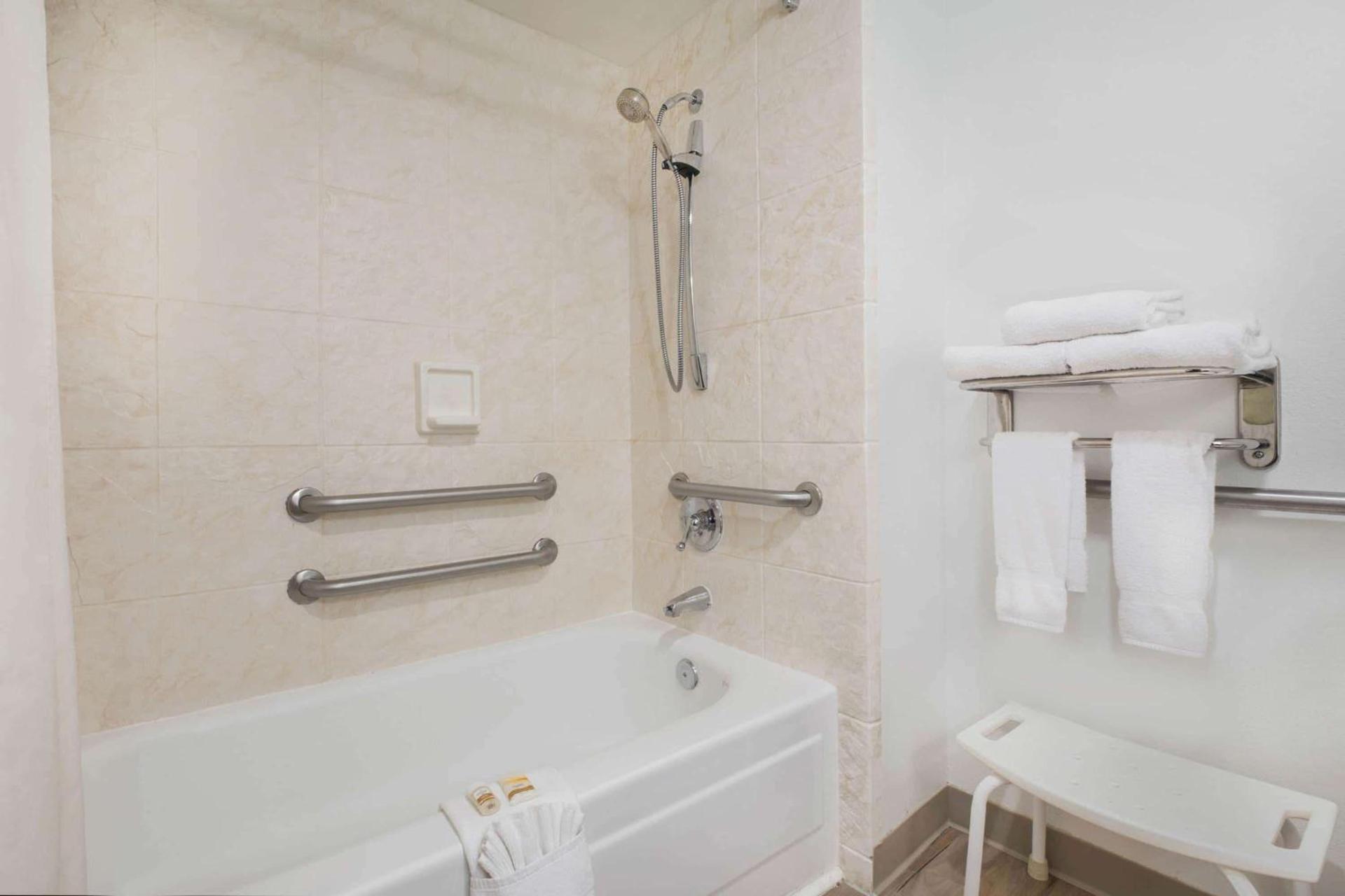 La Quinta Inn by Wyndham Everett photo 18