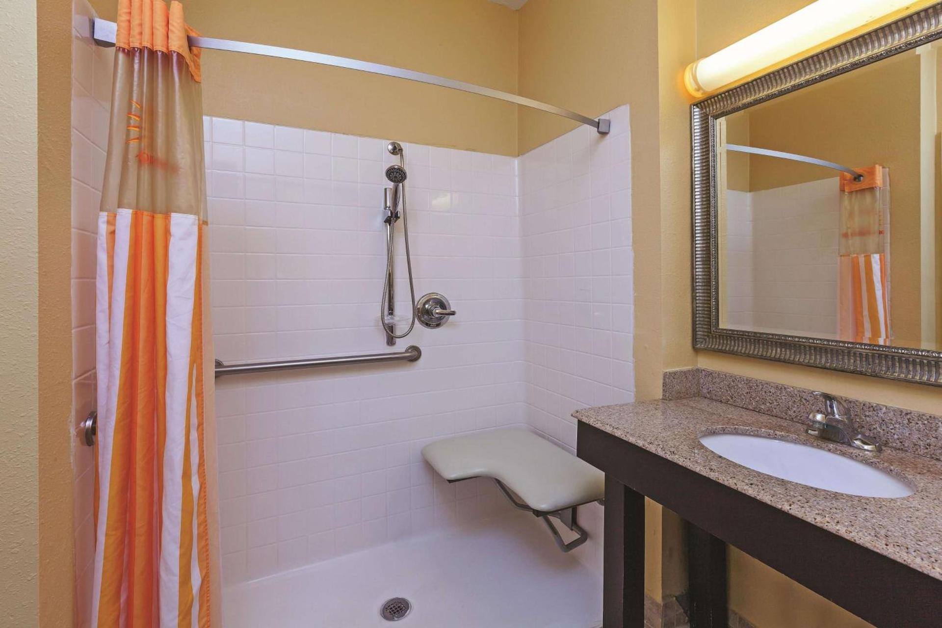 La Quinta by Wyndham Angleton photo 53
