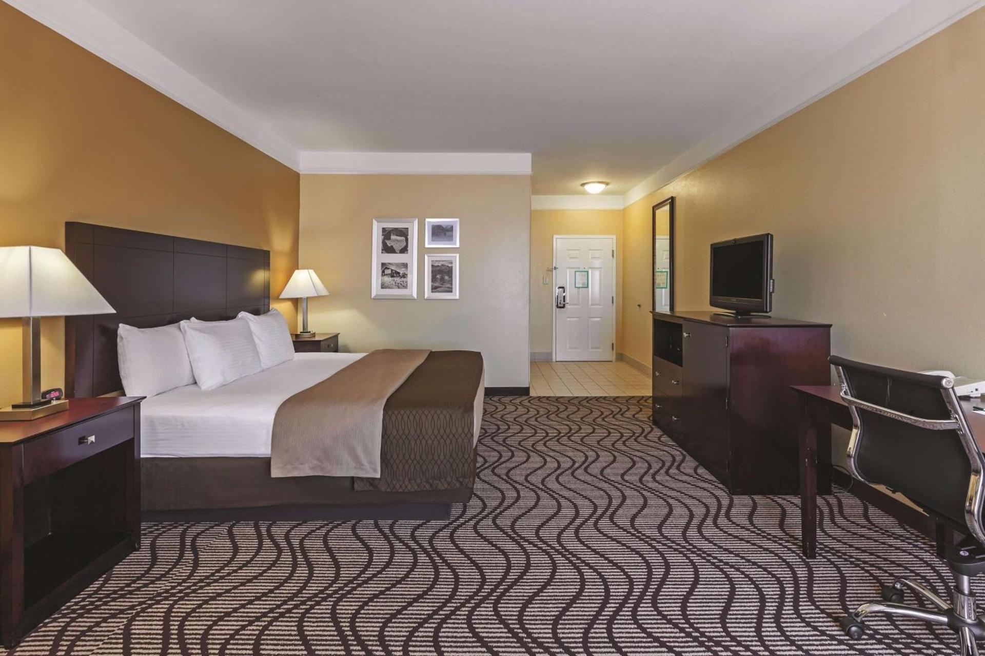 La Quinta by Wyndham Angleton photo 50