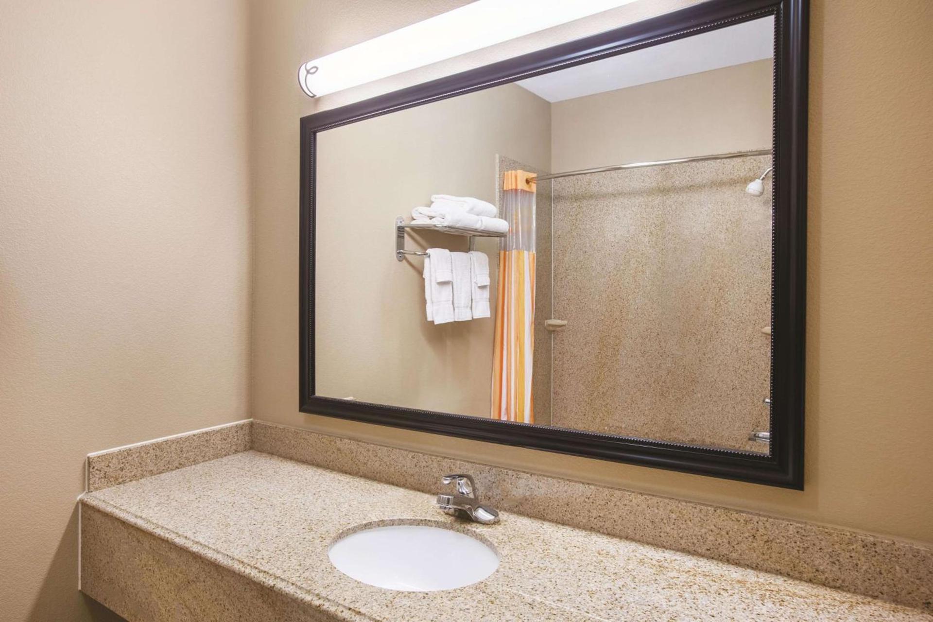 La Quinta by Wyndham Bay City photo 11