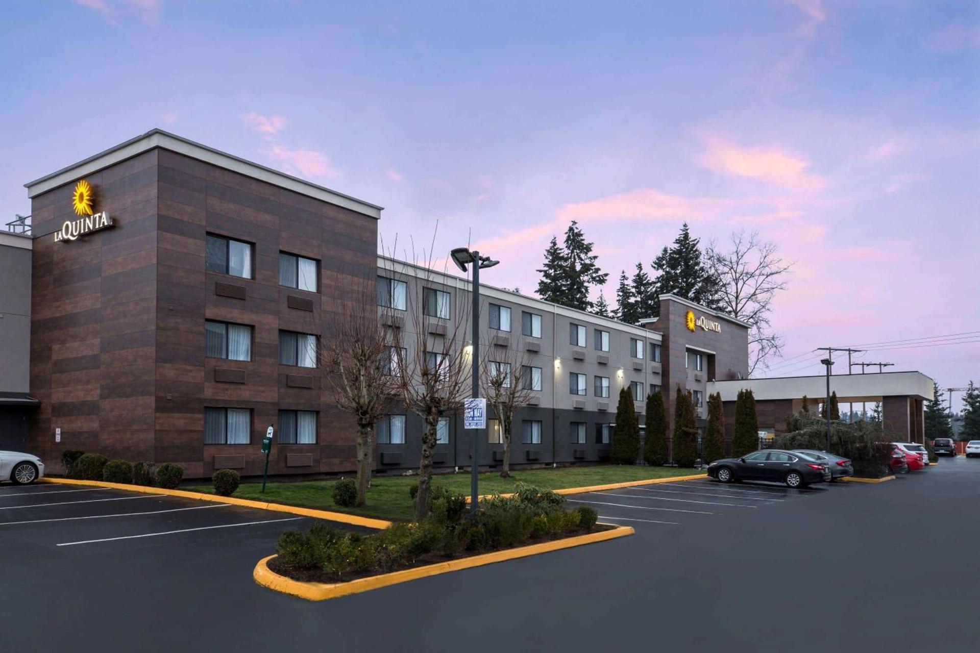 La Quinta Inn by Wyndham Everett photo 2