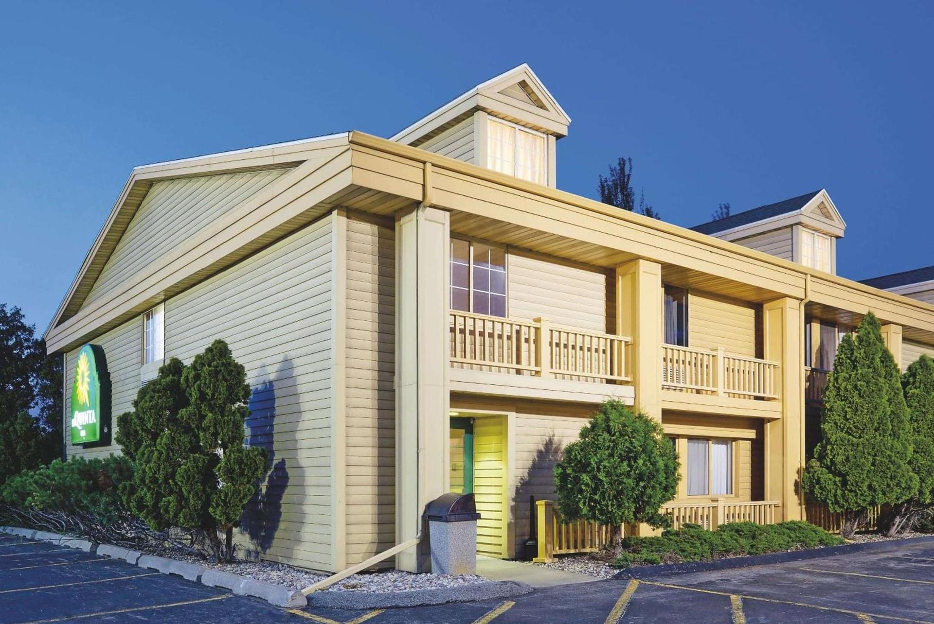 La Quinta Inn by Wyndham Oshkosh photo 9