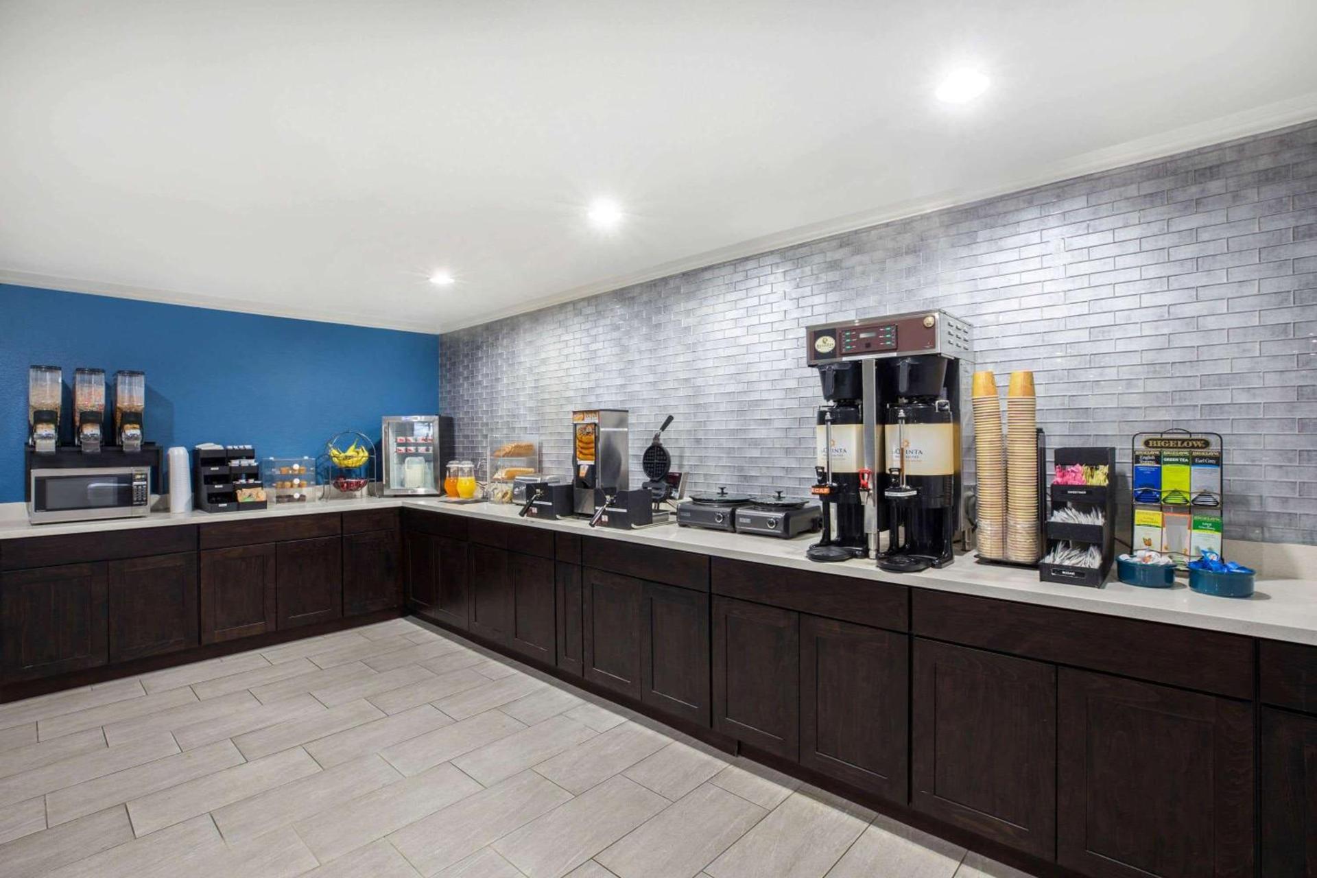 La Quinta Inn by Wyndham Everett photo 25
