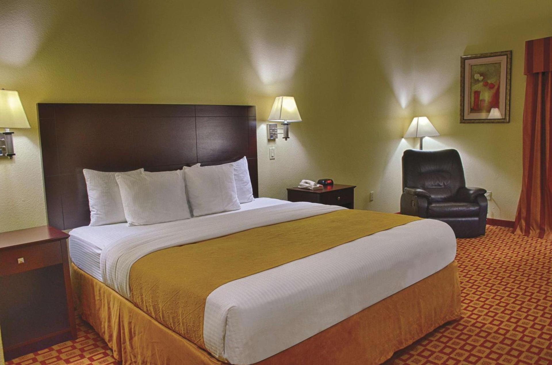 La Quinta by Wyndham Alice photo 12