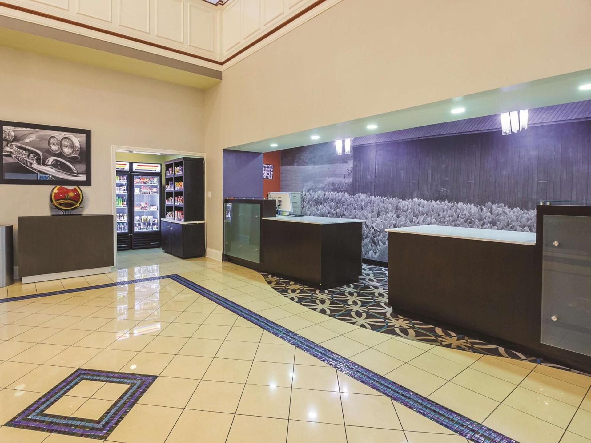 La Quinta by Wyndham Bowling Green photo 7