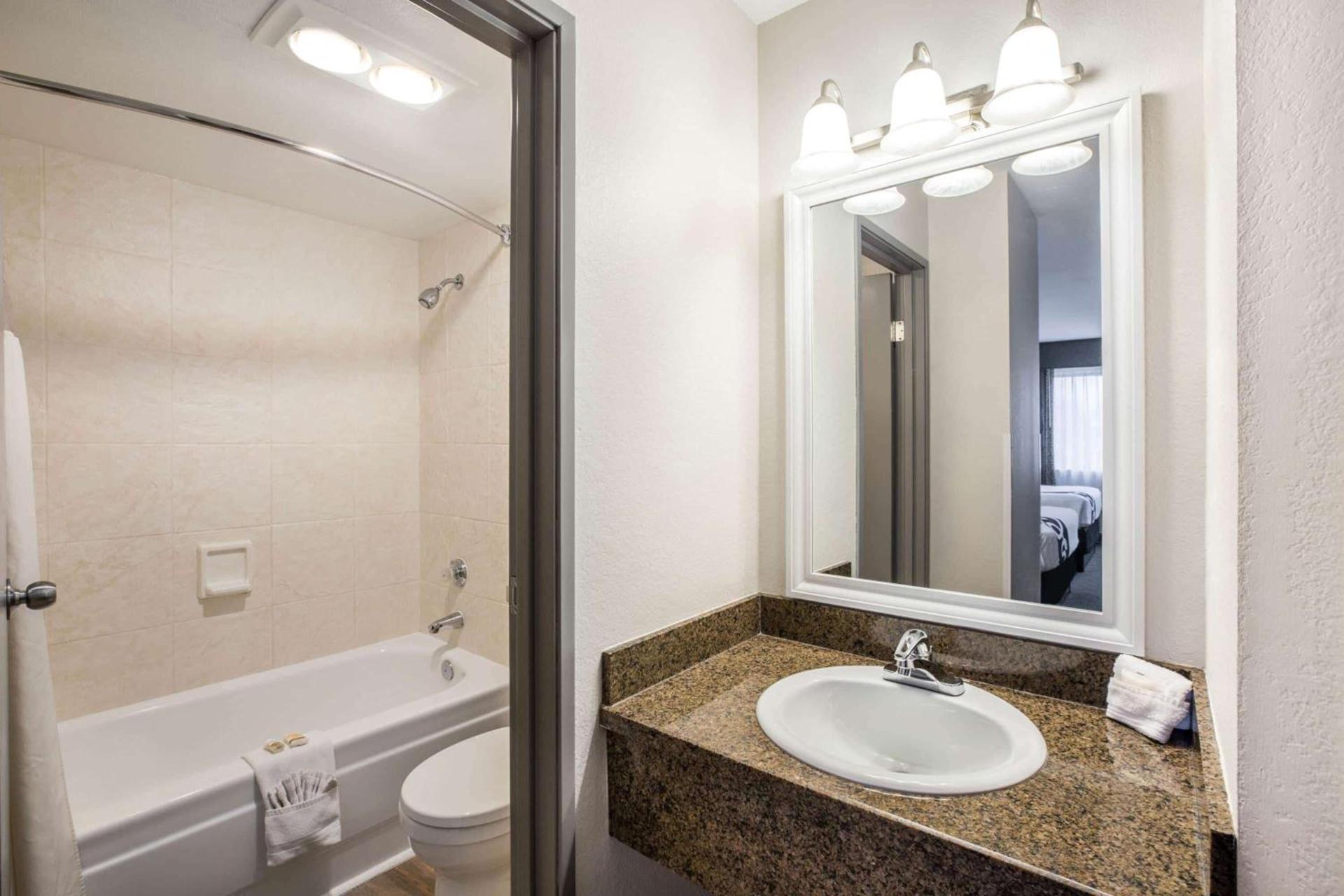 La Quinta Inn by Wyndham Everett photo 19