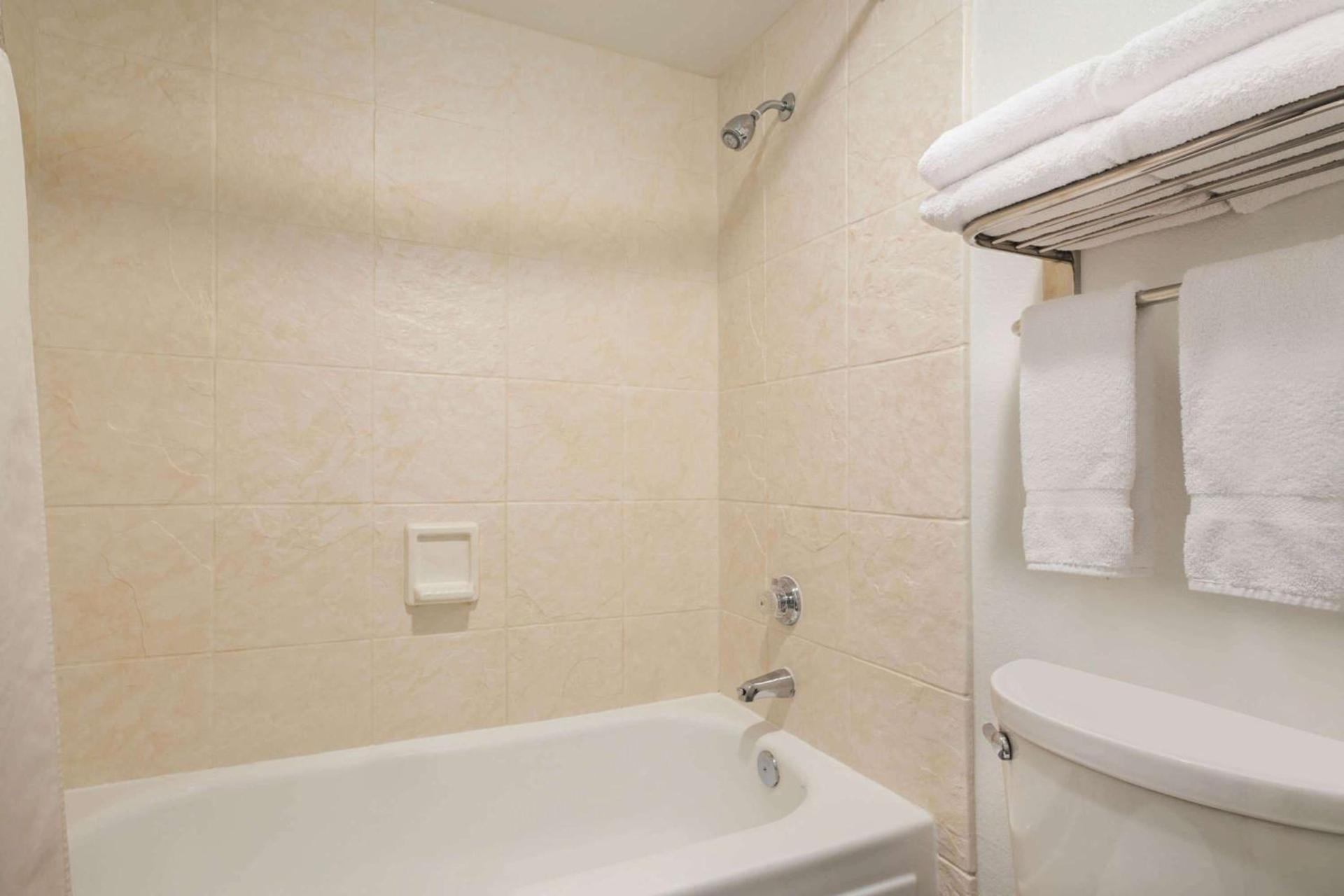 La Quinta Inn by Wyndham Everett photo 20