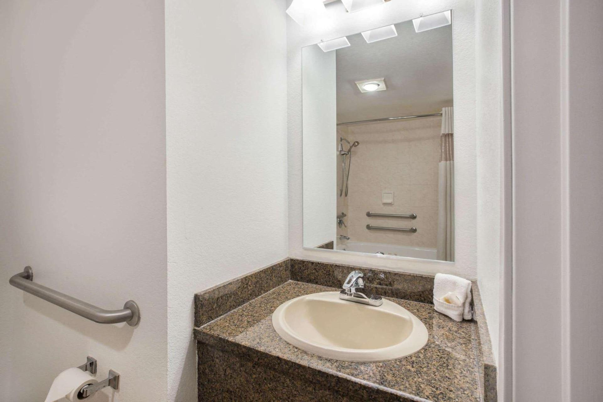 La Quinta Inn by Wyndham Everett photo 21