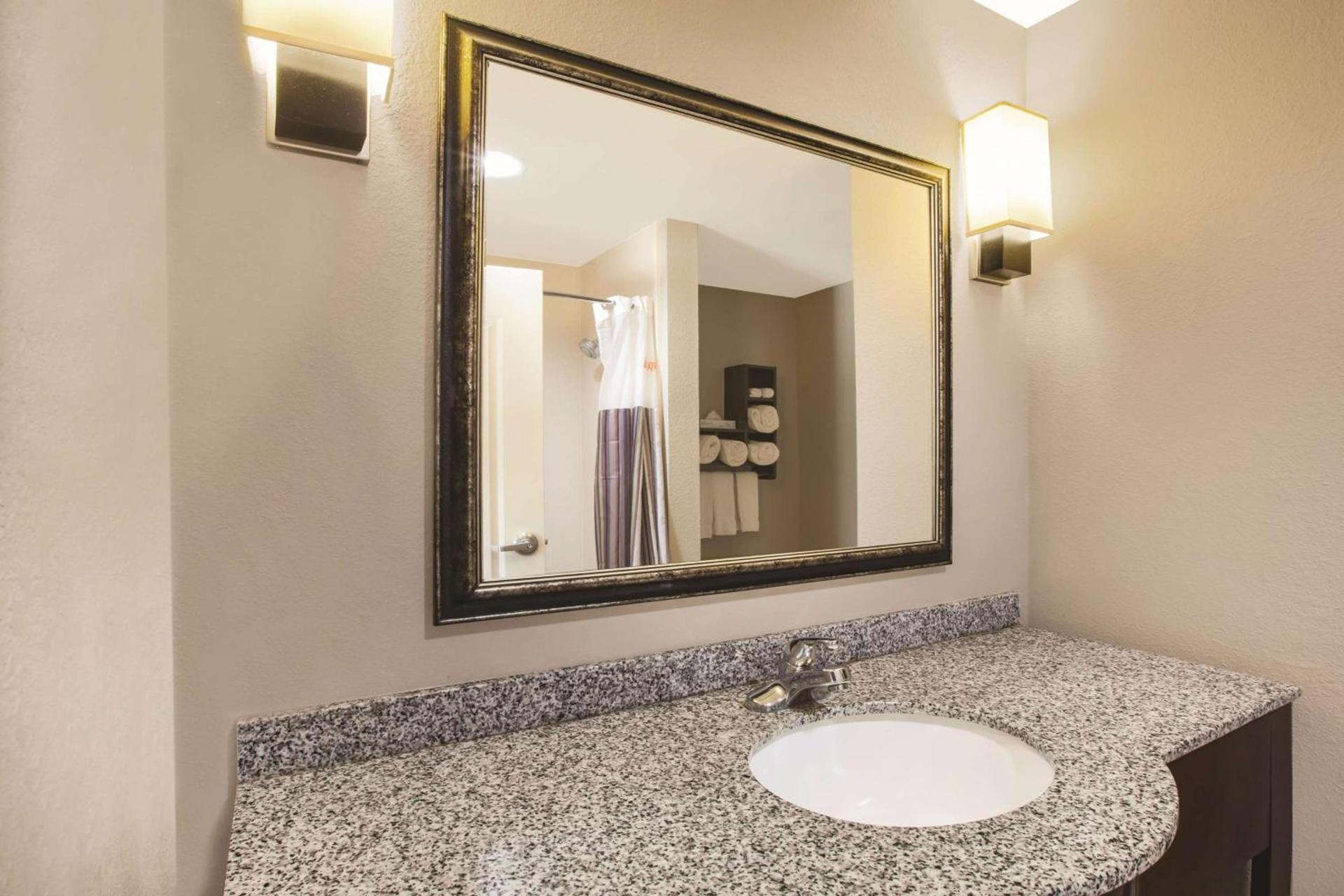 La Quinta by Wyndham Baton Rouge Denham Springs photo 8