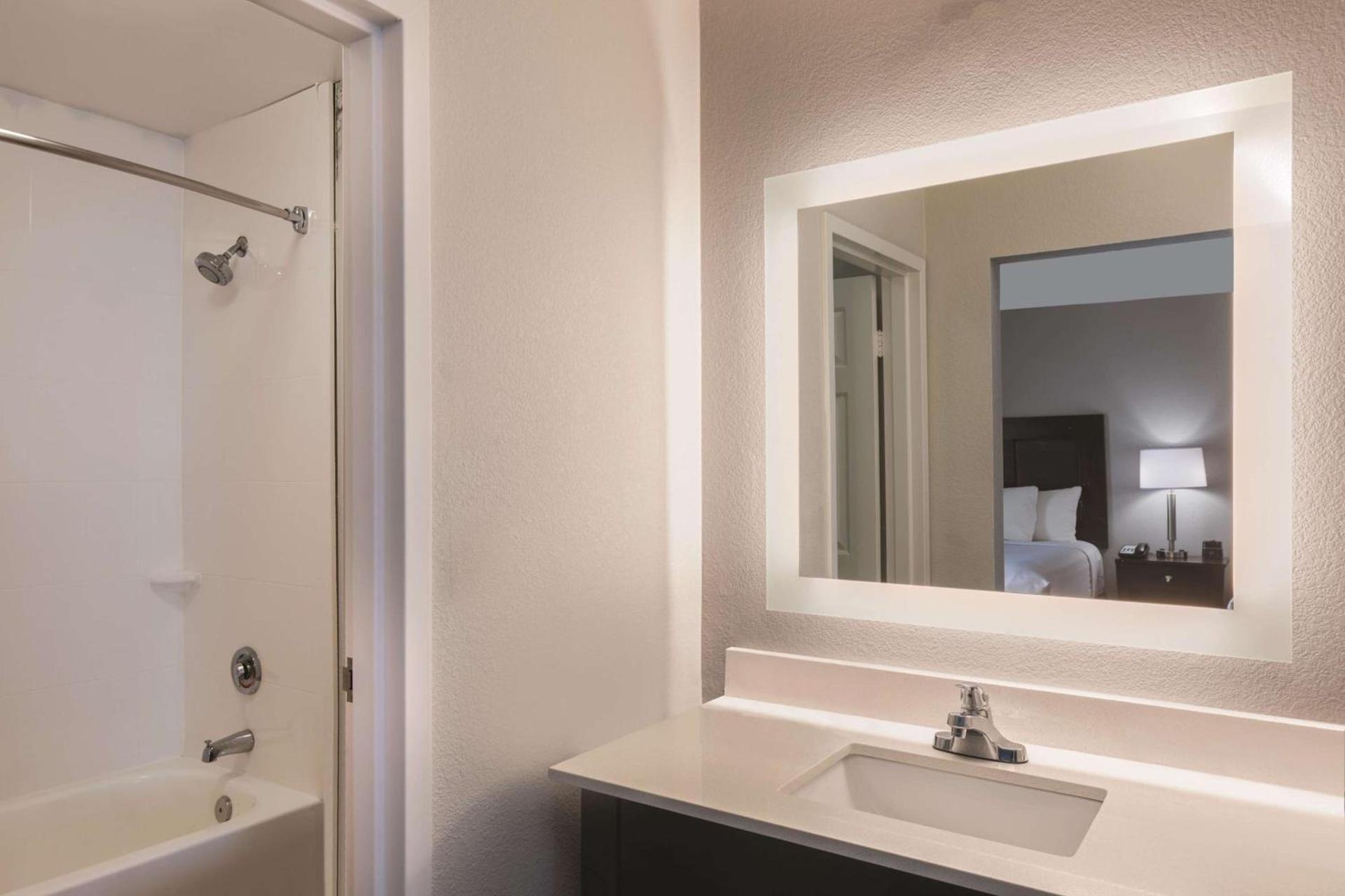 La Quinta by Wyndham Atlanta Airport South photo 13