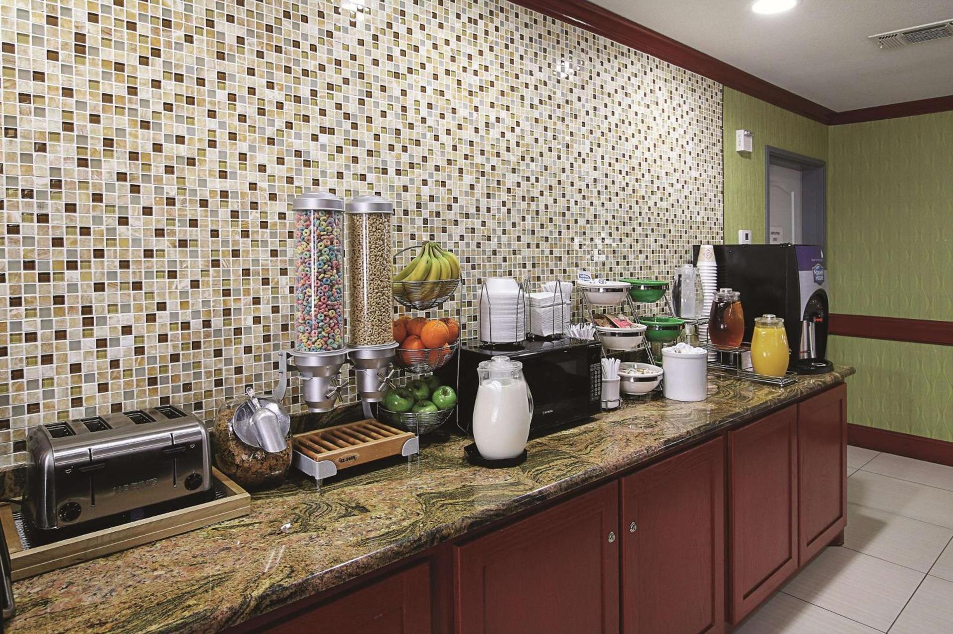 La Quinta Inn & Suites by Wyndham South Dallas - Hutchins photo 32