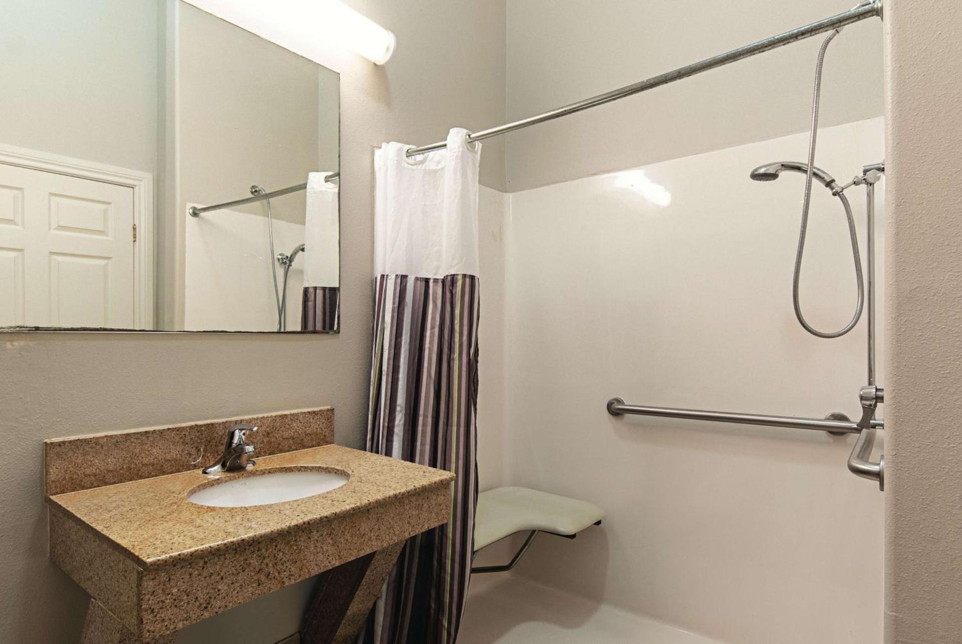 La Quinta by Wyndham Alamo-McAllen East photo 25