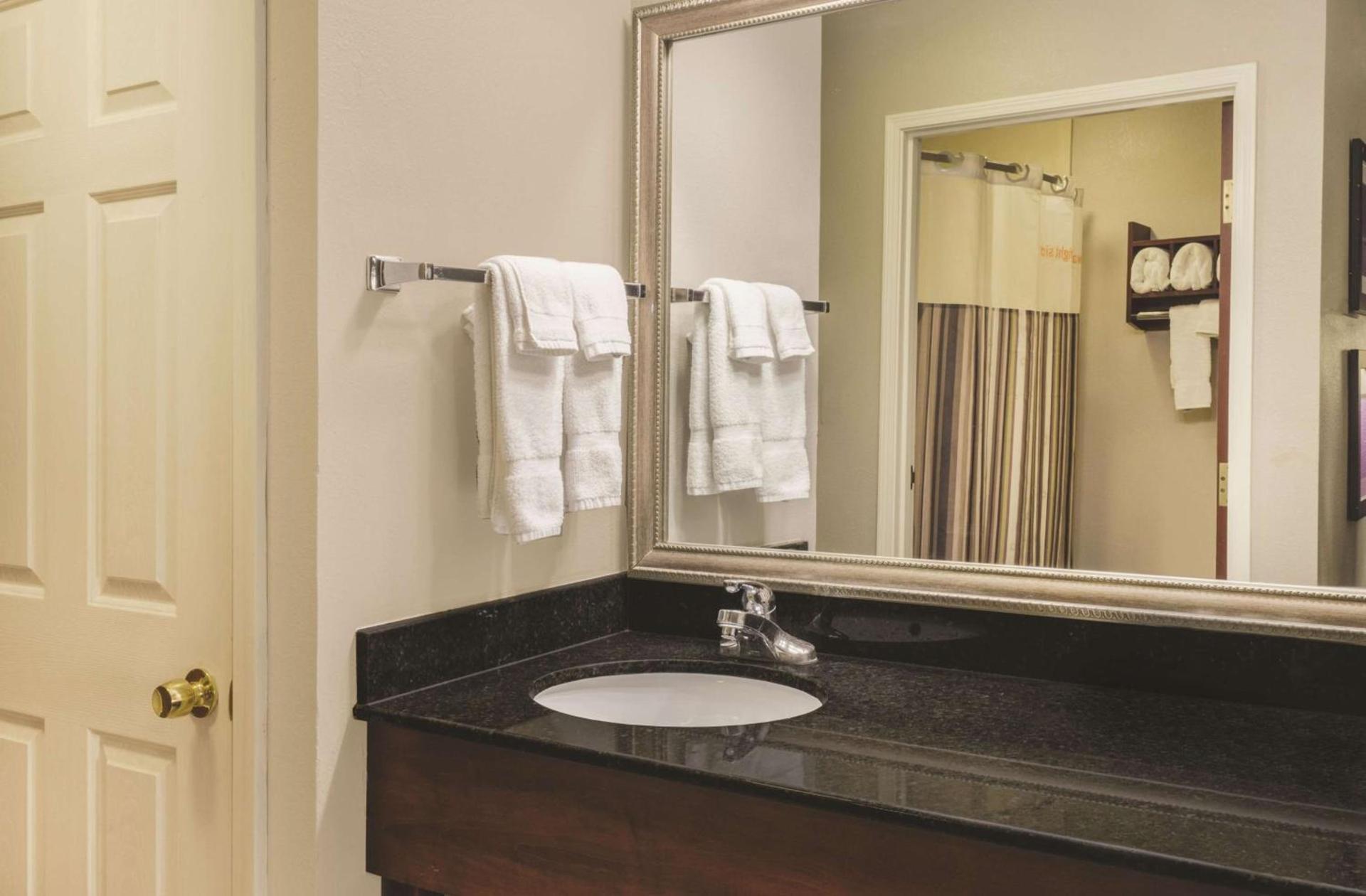 La Quinta Inn & Suites by Wyndham Louisville East photo 30