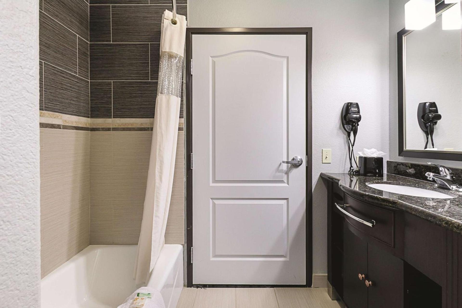 La Quinta Inn & Suites by Wyndham South Dallas - Hutchins photo 25