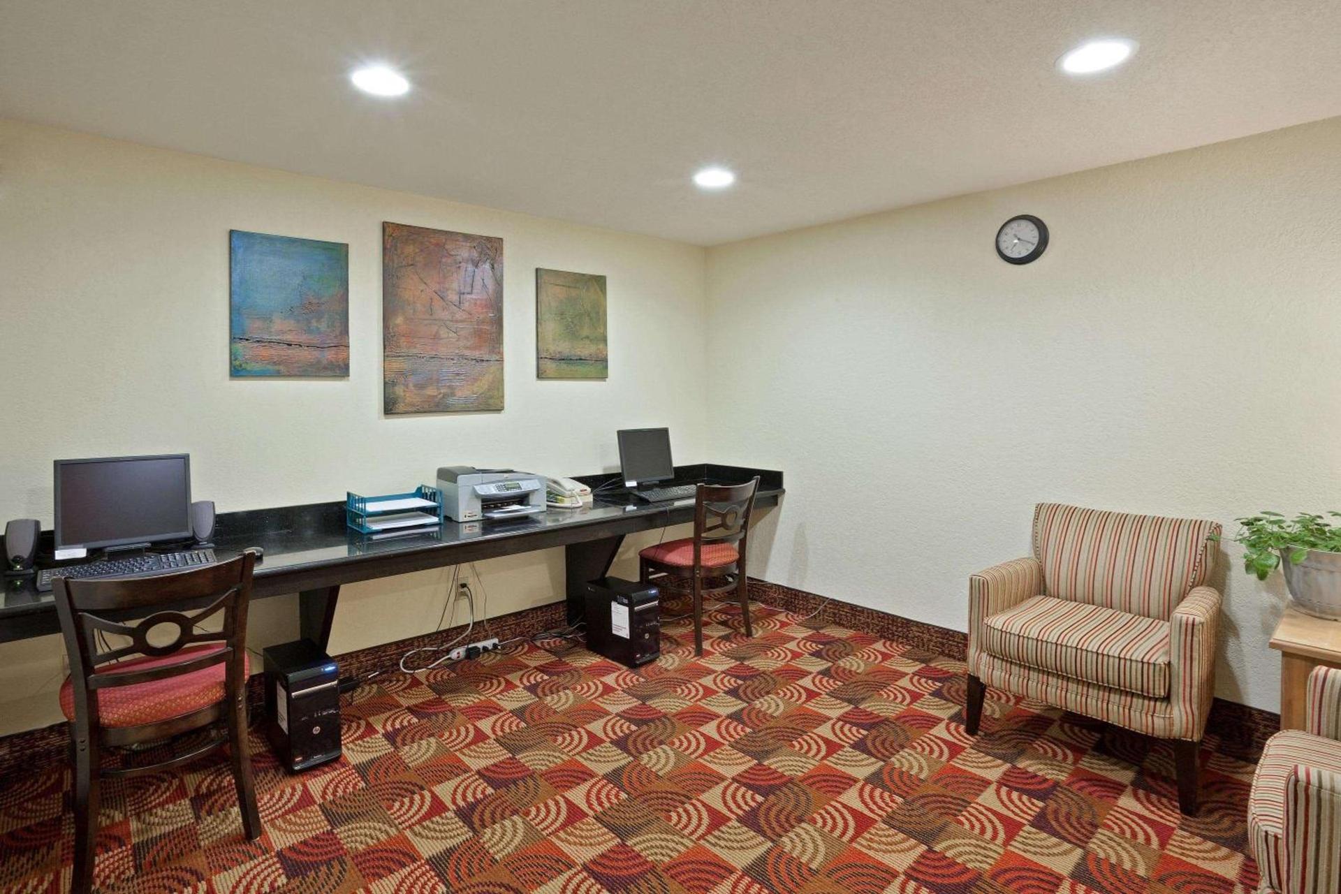 La Quinta by Wyndham Salina photo 64