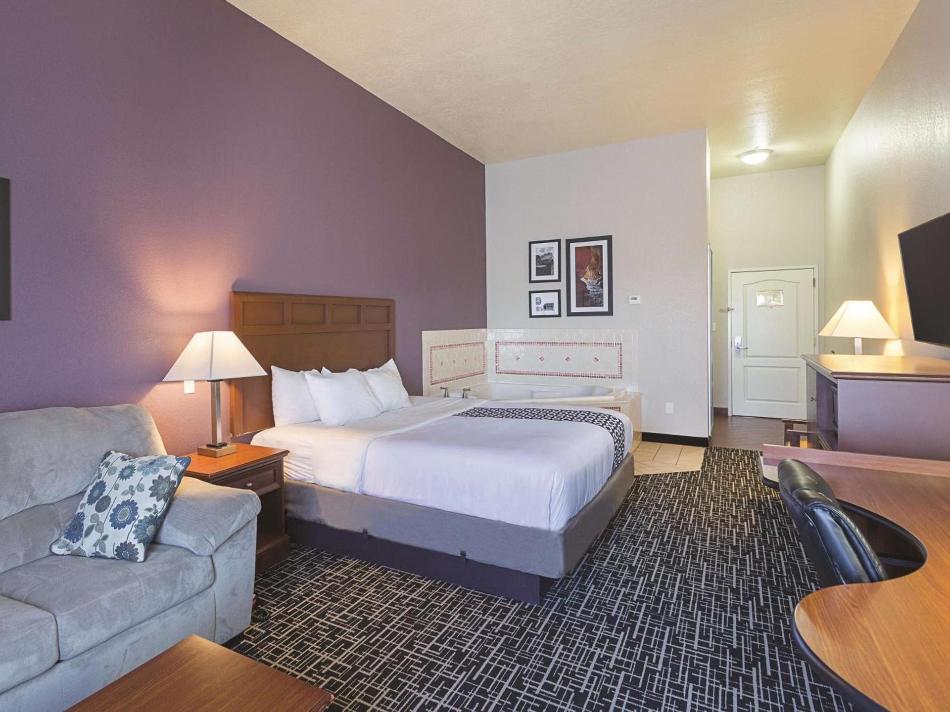 La Quinta by Wyndham Bowling Green photo 45