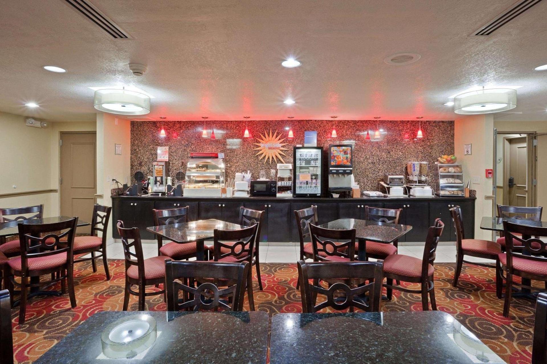 La Quinta by Wyndham Salina photo 61
