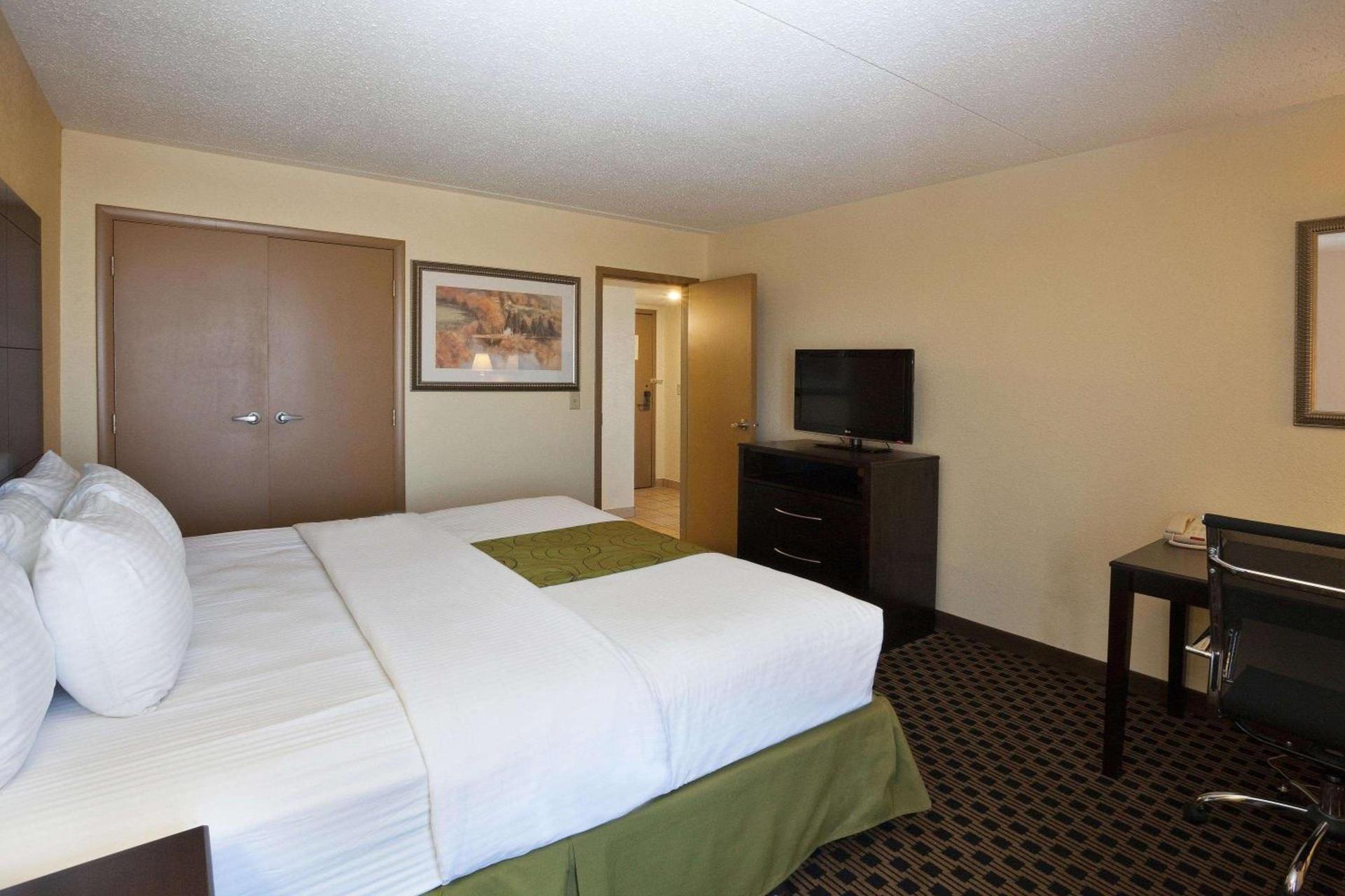 La Quinta by Wyndham Salina photo 60