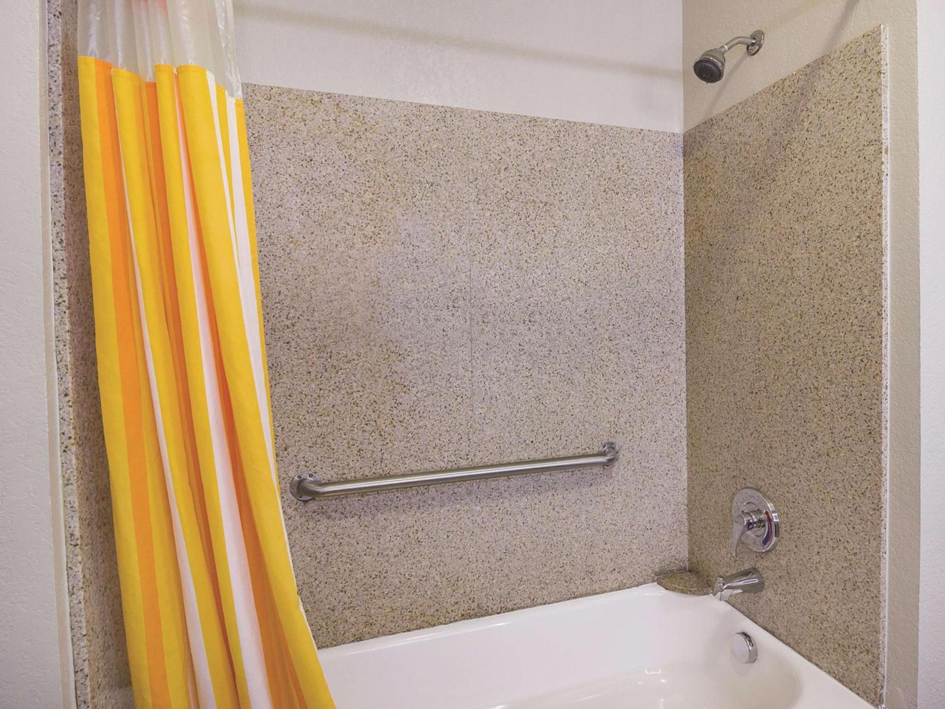 La Quinta by Wyndham Bowling Green photo 28