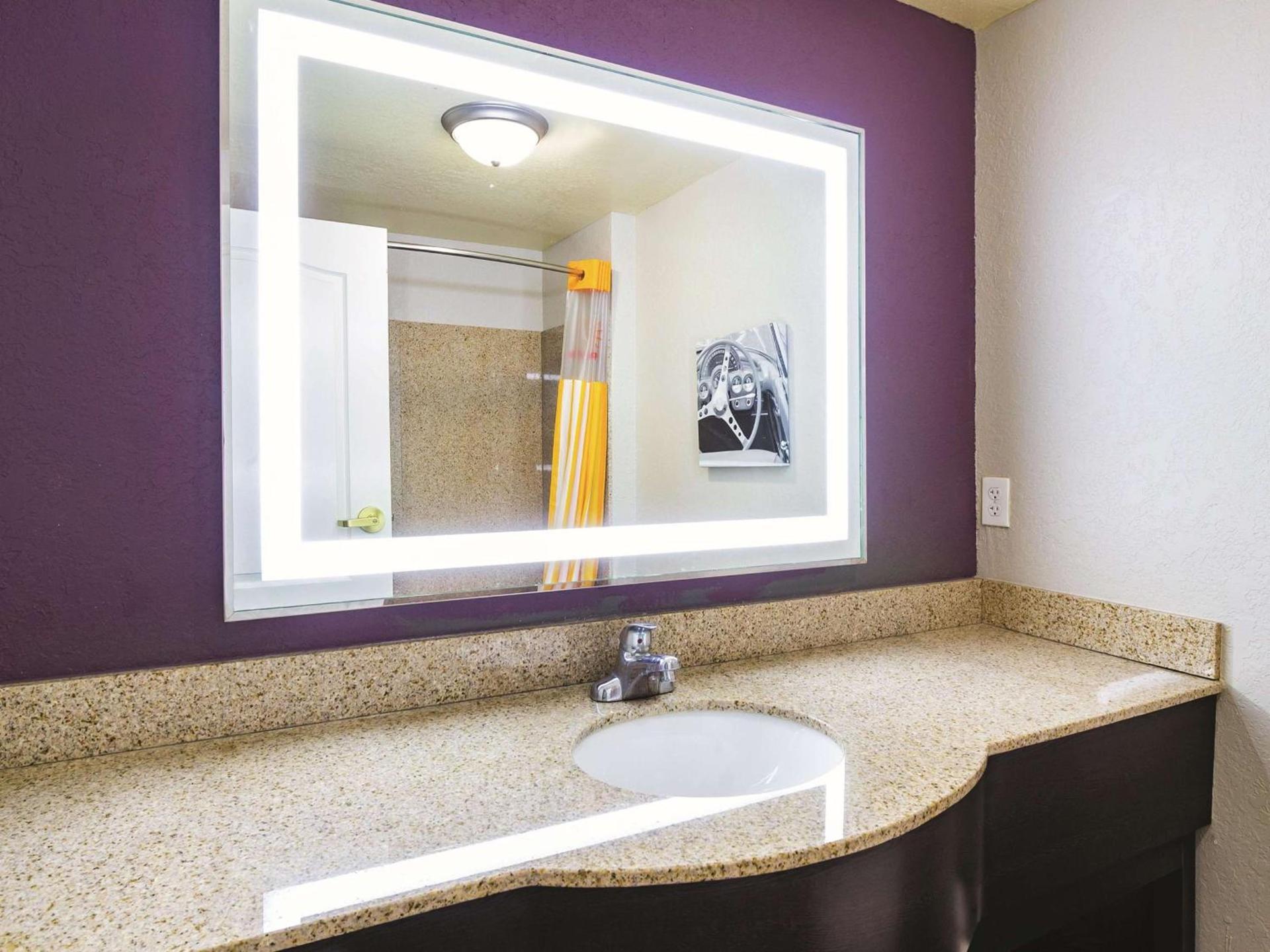 La Quinta by Wyndham Bowling Green photo 32