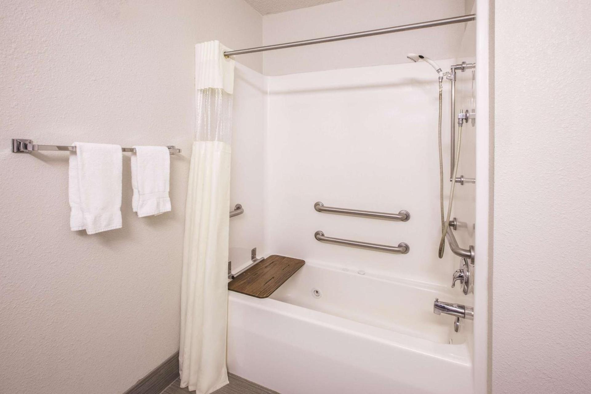 La Quinta by Wyndham Erie photo 16