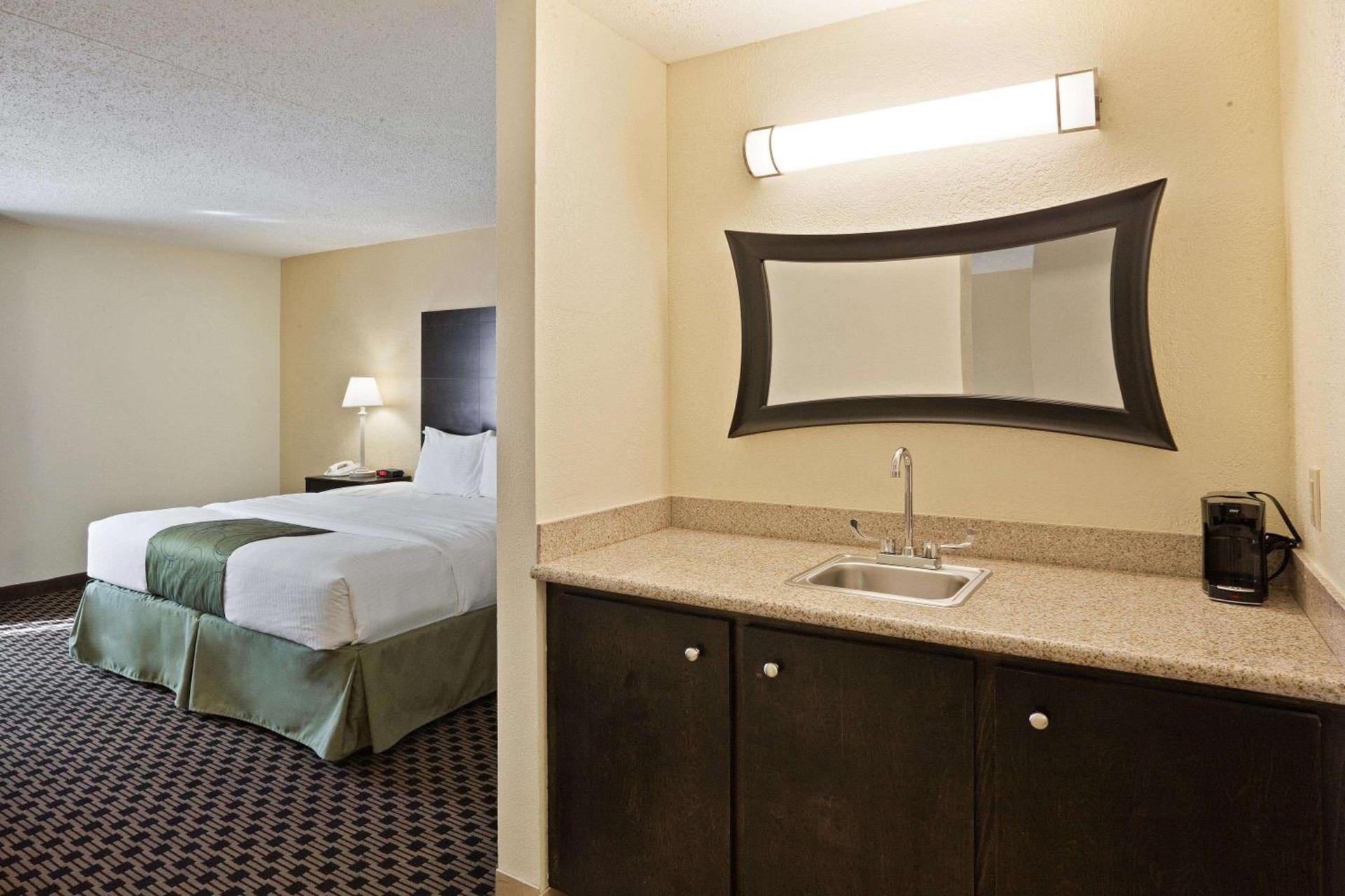 La Quinta by Wyndham Salina photo 56
