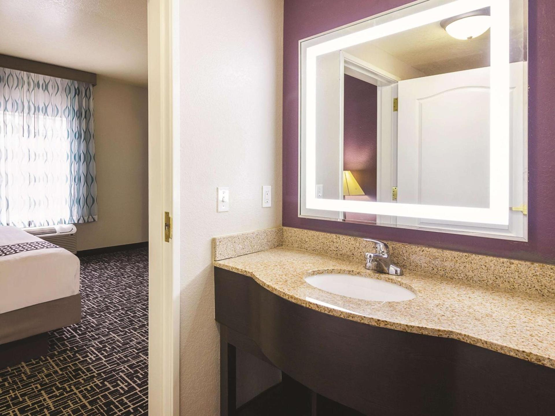 La Quinta by Wyndham Bowling Green photo 46