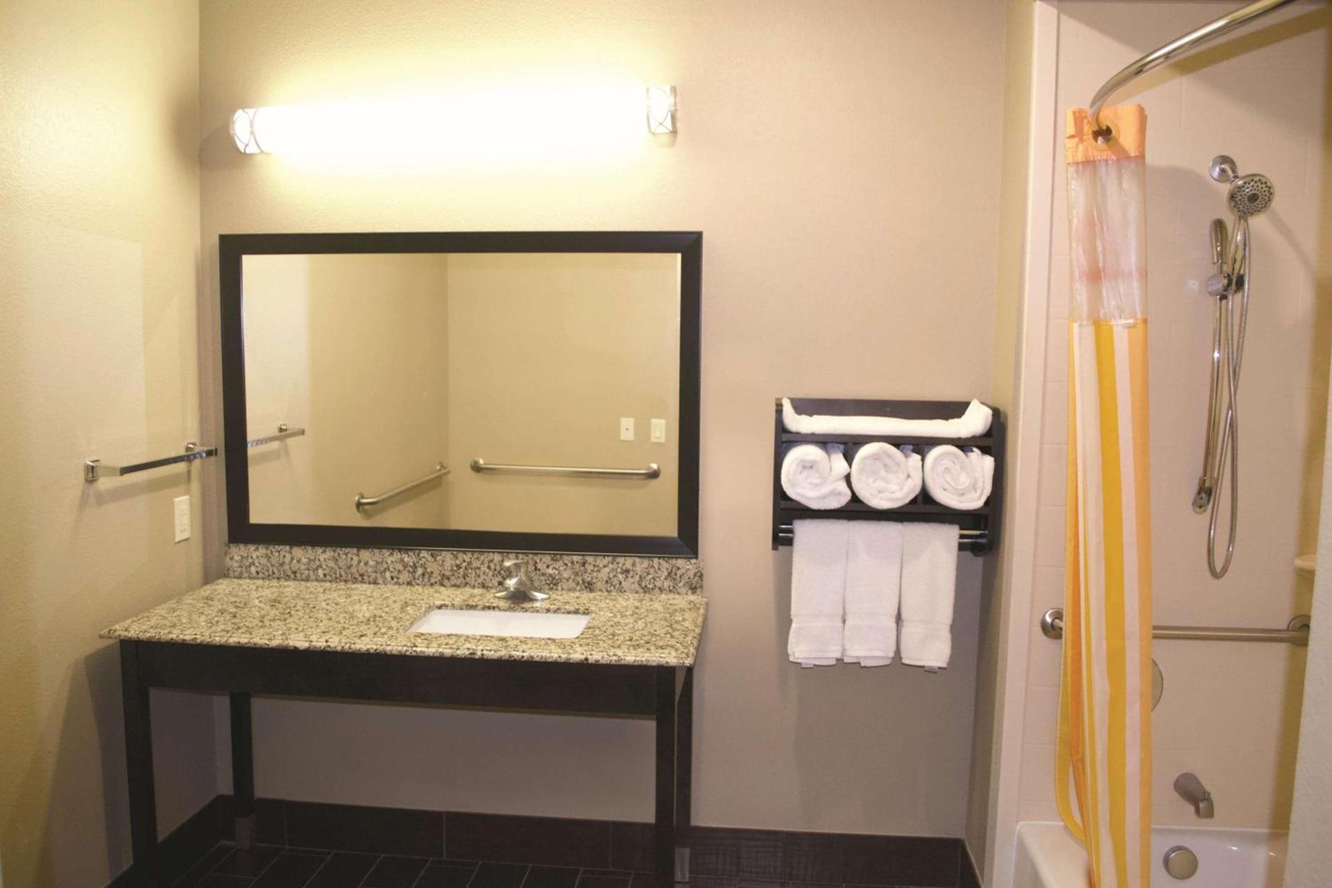 La Quinta by Wyndham Pearsall photo 8