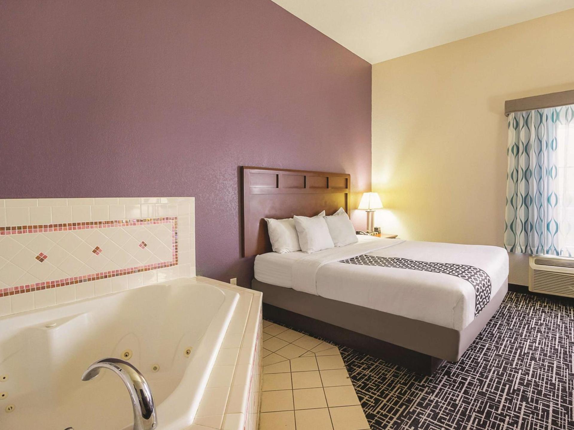 La Quinta by Wyndham Bowling Green photo 31