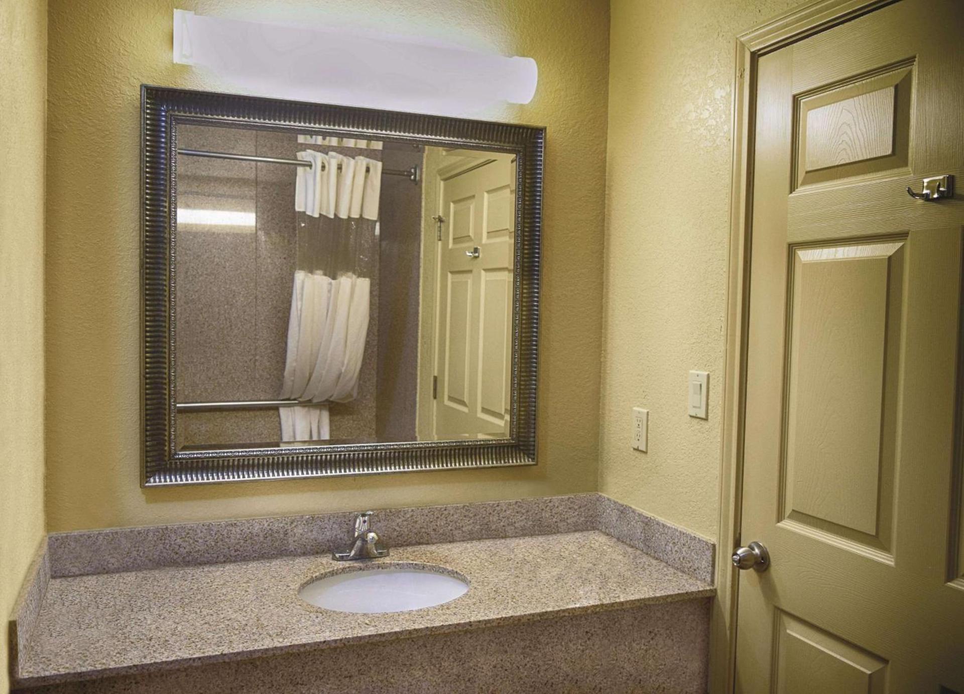 La Quinta by Wyndham Alice photo 9