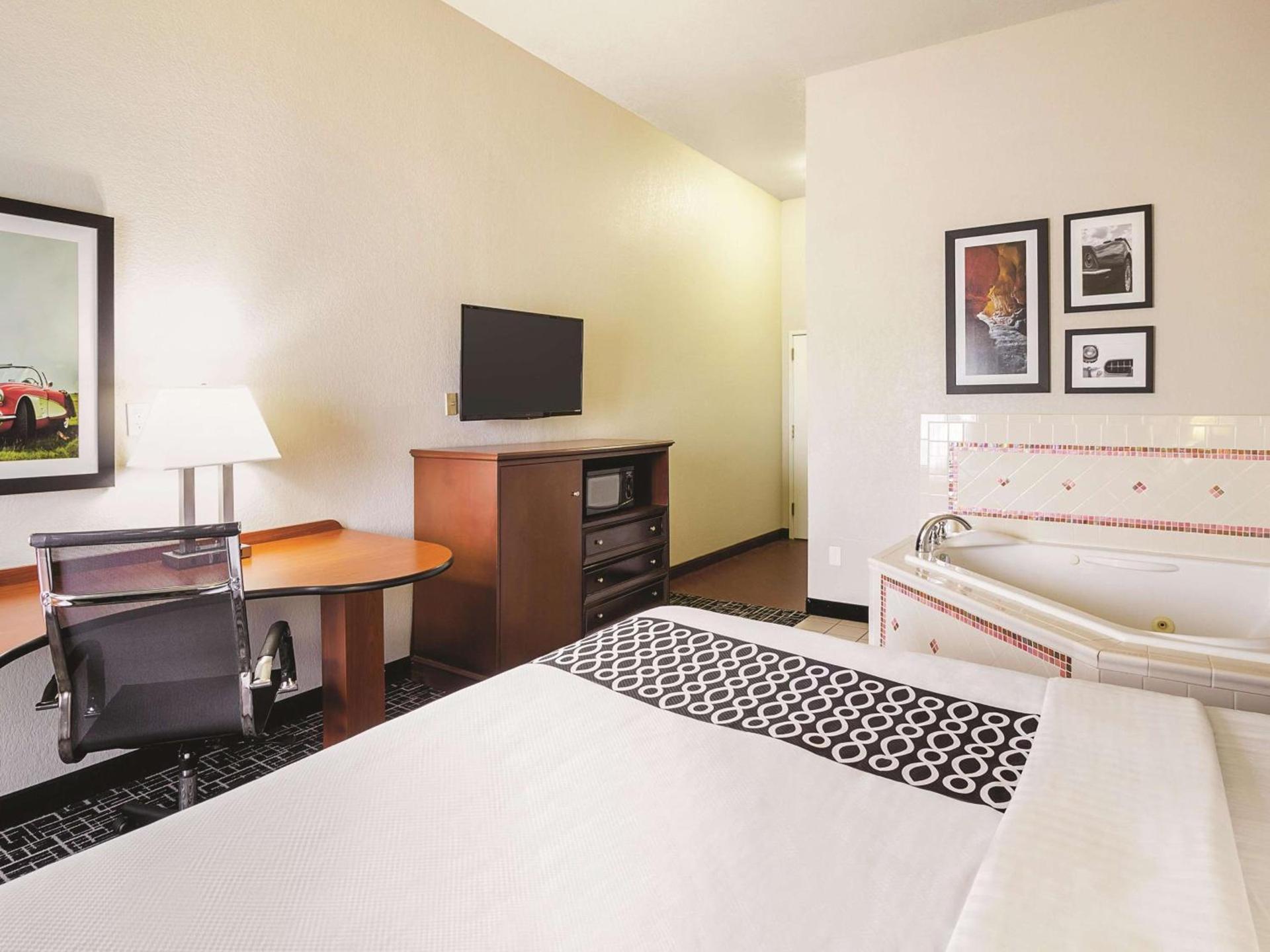 La Quinta by Wyndham Bowling Green photo 20
