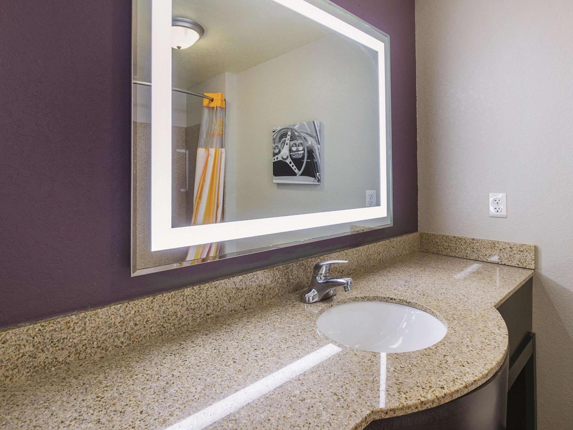 La Quinta by Wyndham Bowling Green photo 4