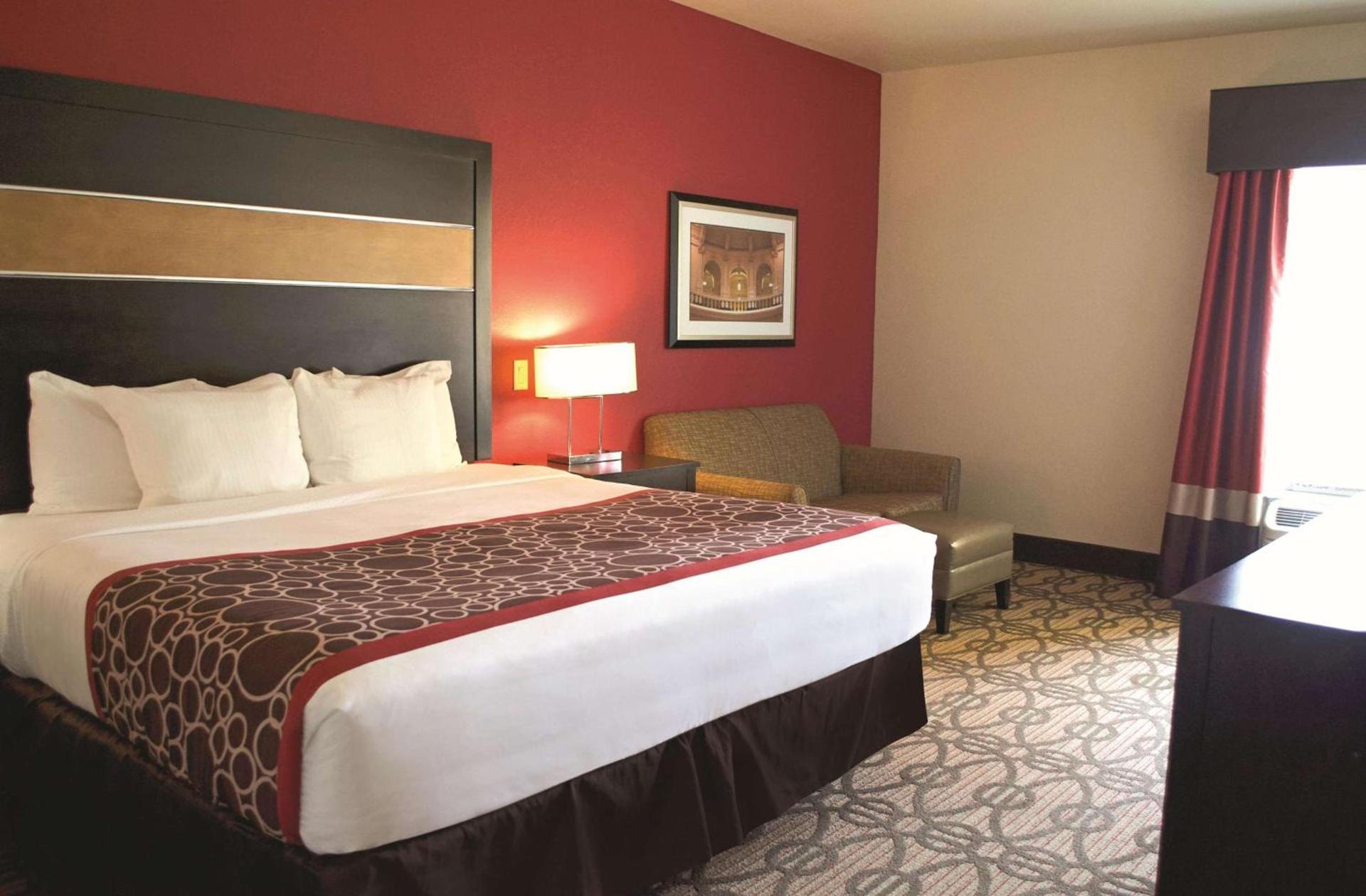 La Quinta by Wyndham Pearsall photo 10