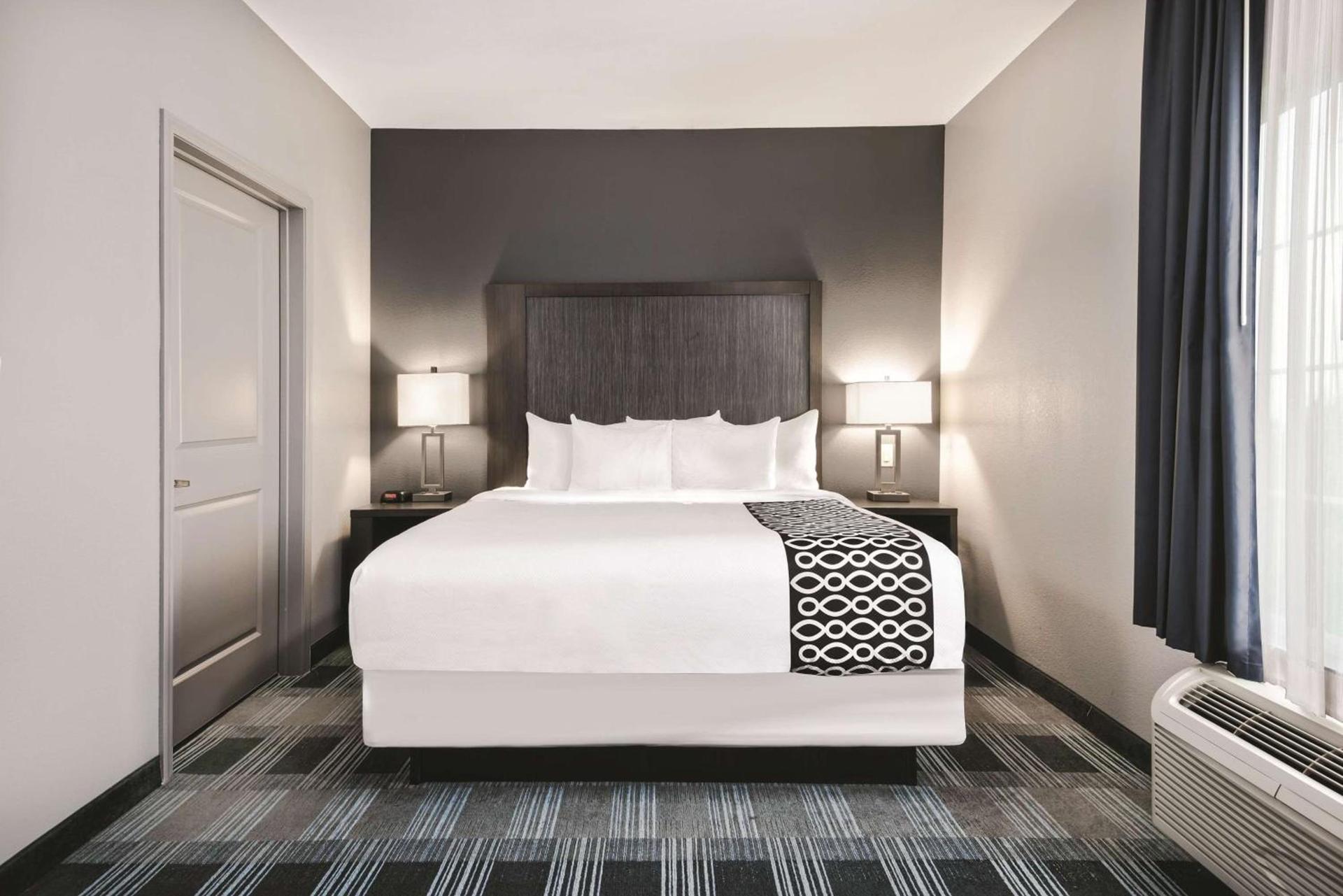 La Quinta by Wyndham Victoria - South photo 4