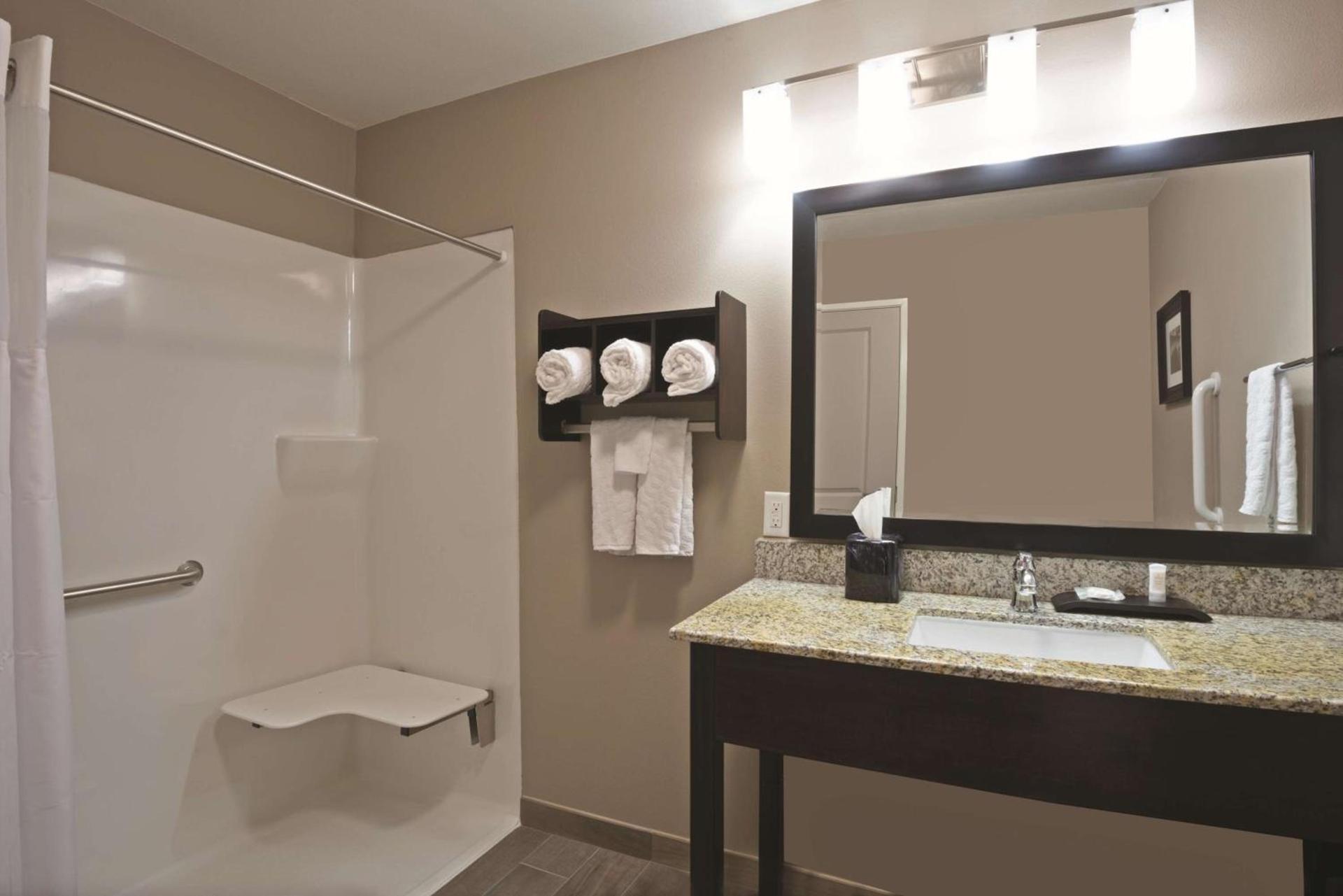 La Quinta by Wyndham Paducah photo 42