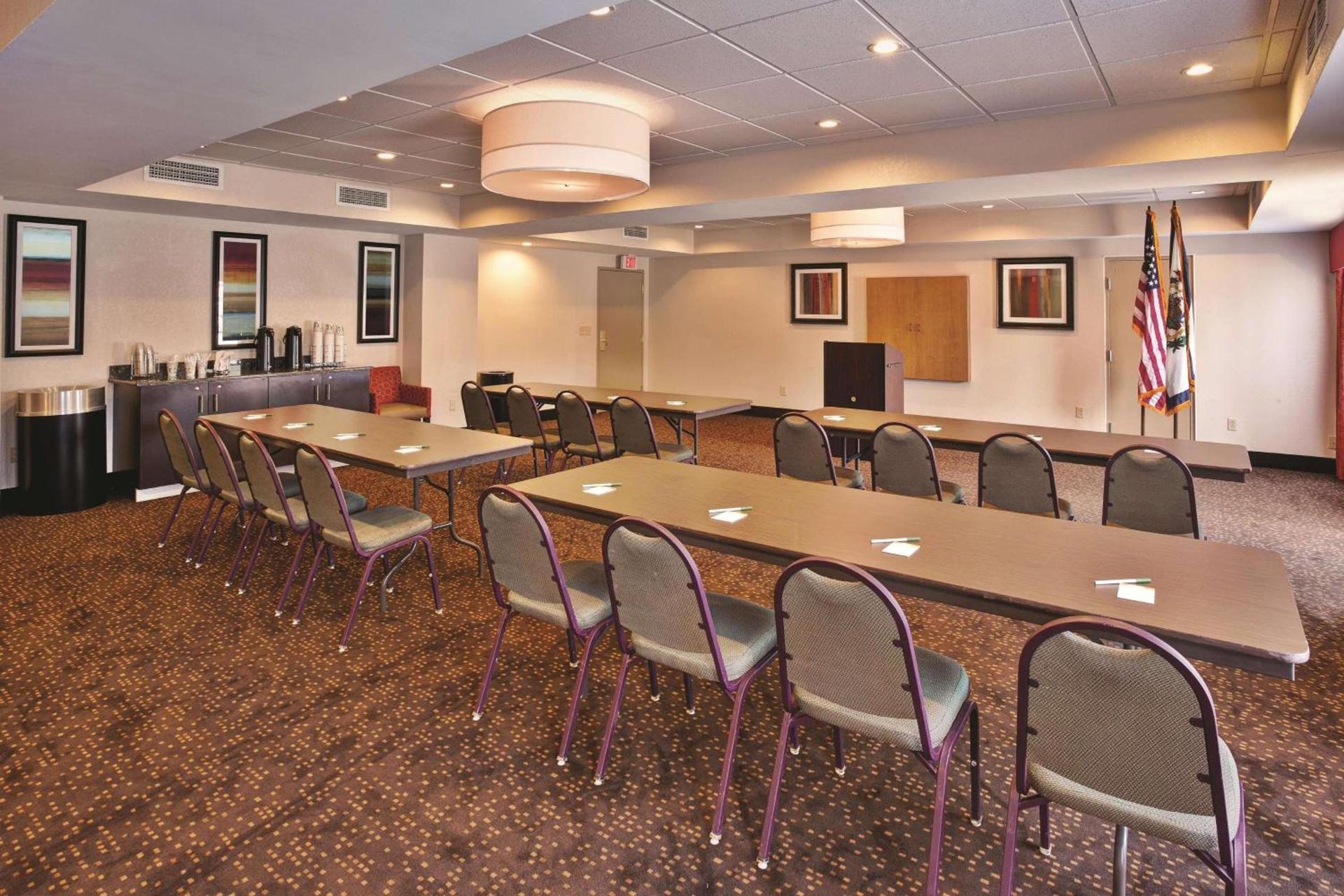 La Quinta by Wyndham Elkview - Charleston NE photo 40