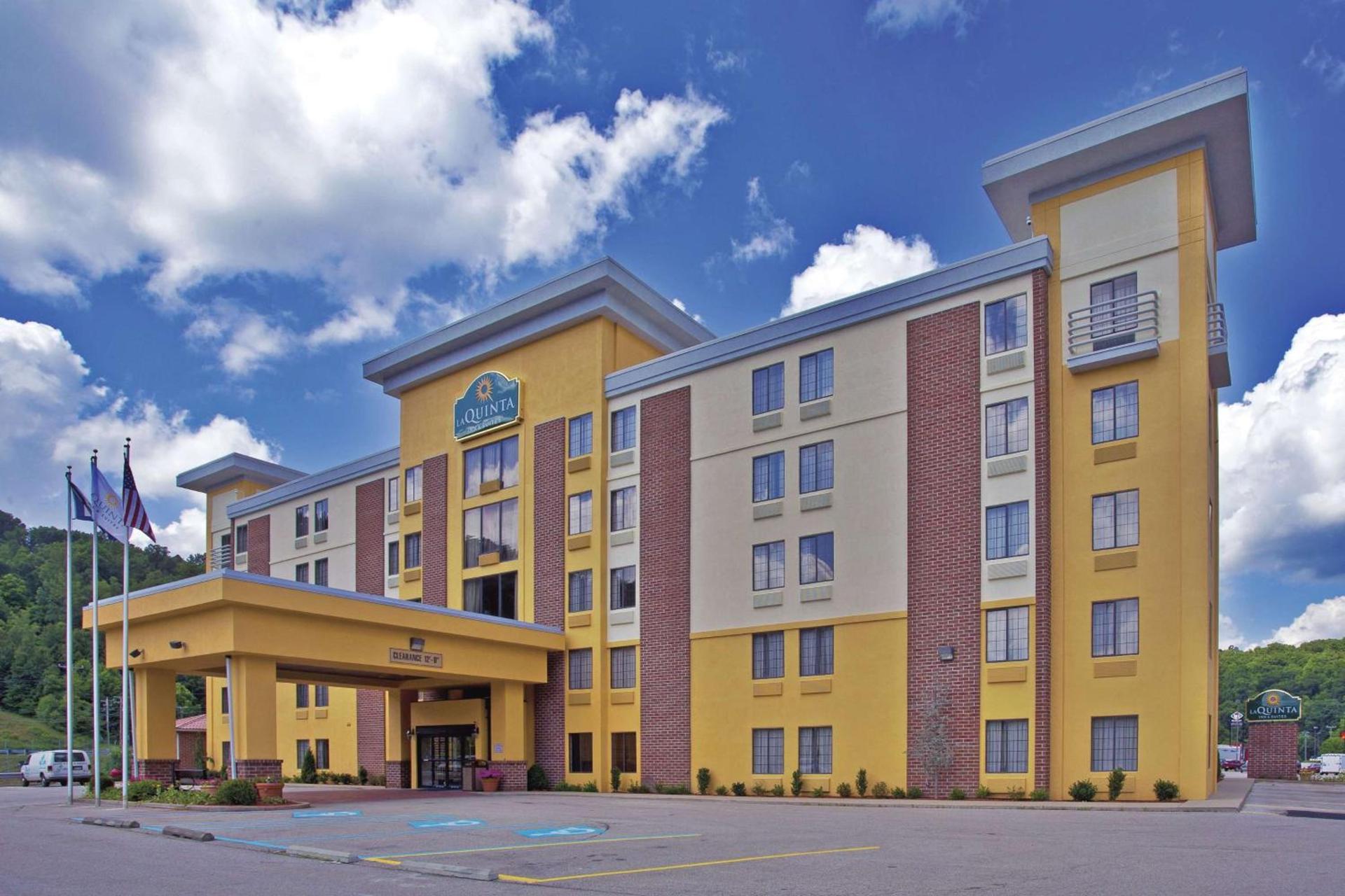 La Quinta by Wyndham Elkview - Charleston NE photo 1