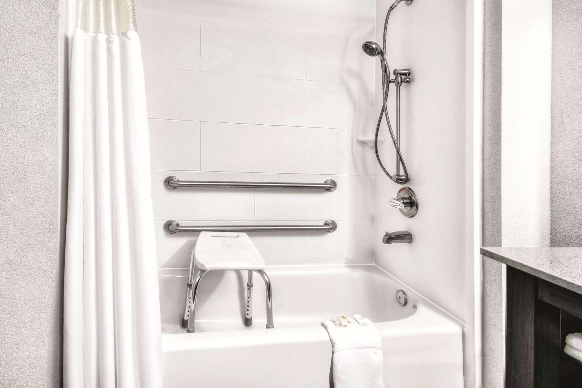 La Quinta by Wyndham Victoria - South photo 11